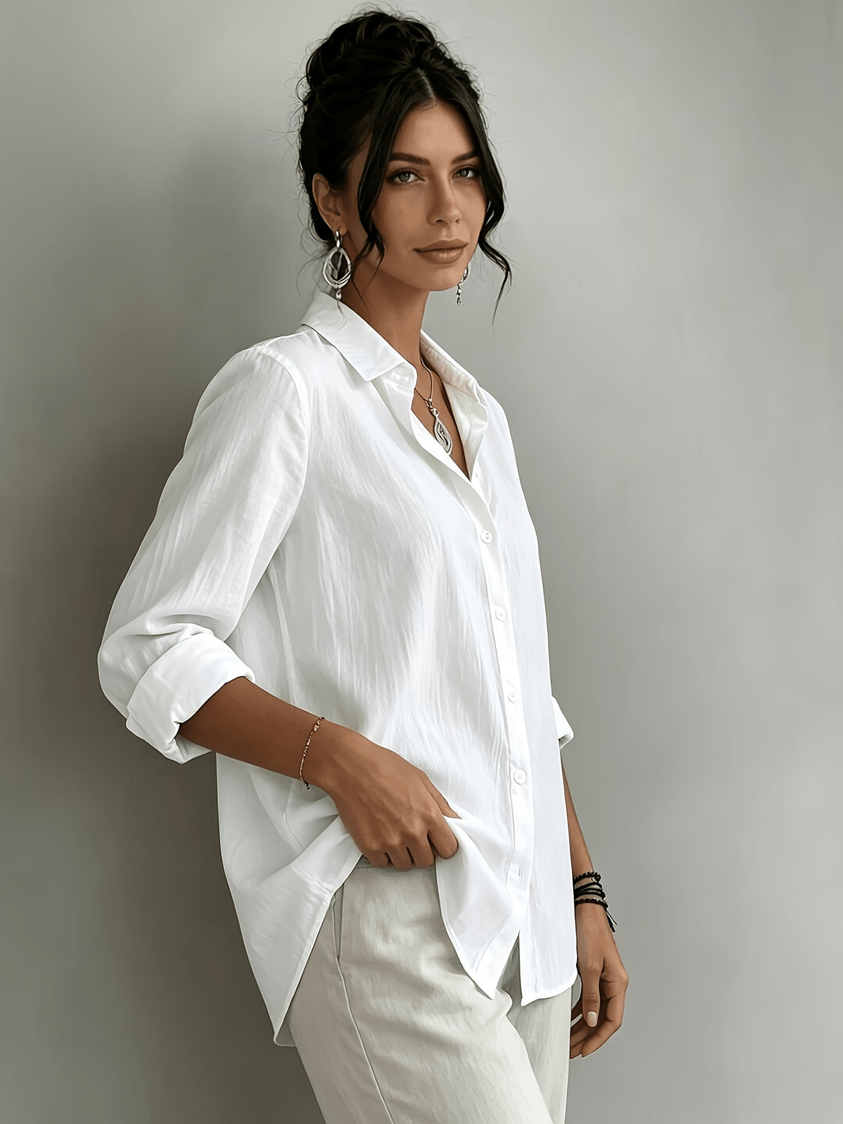Chemise grande taille en lin, coupe ample, tenue souple, détail du tissu
