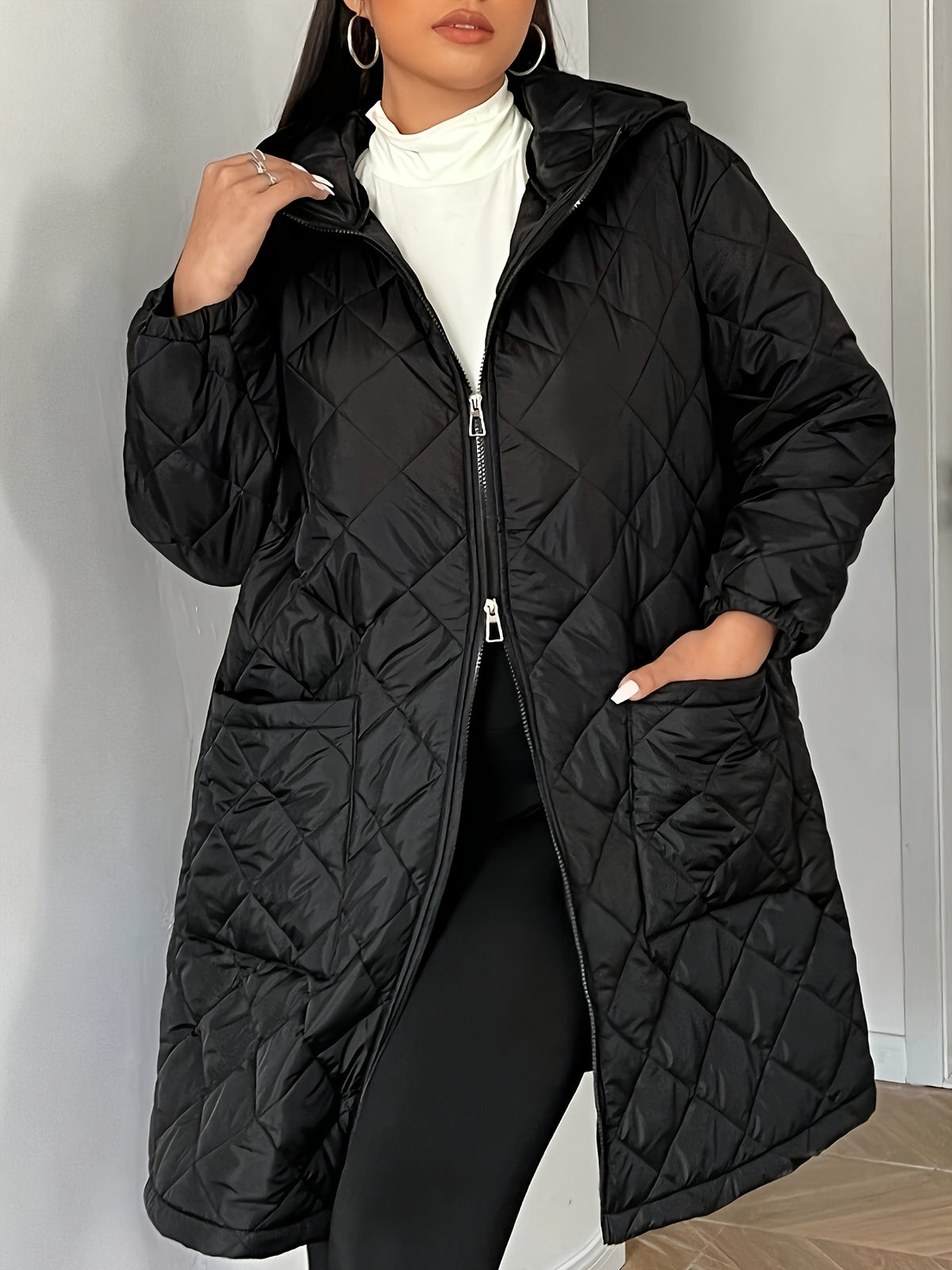 Manteau grande taille, coupe oversize, longueur midi, capuche, détail du tissu