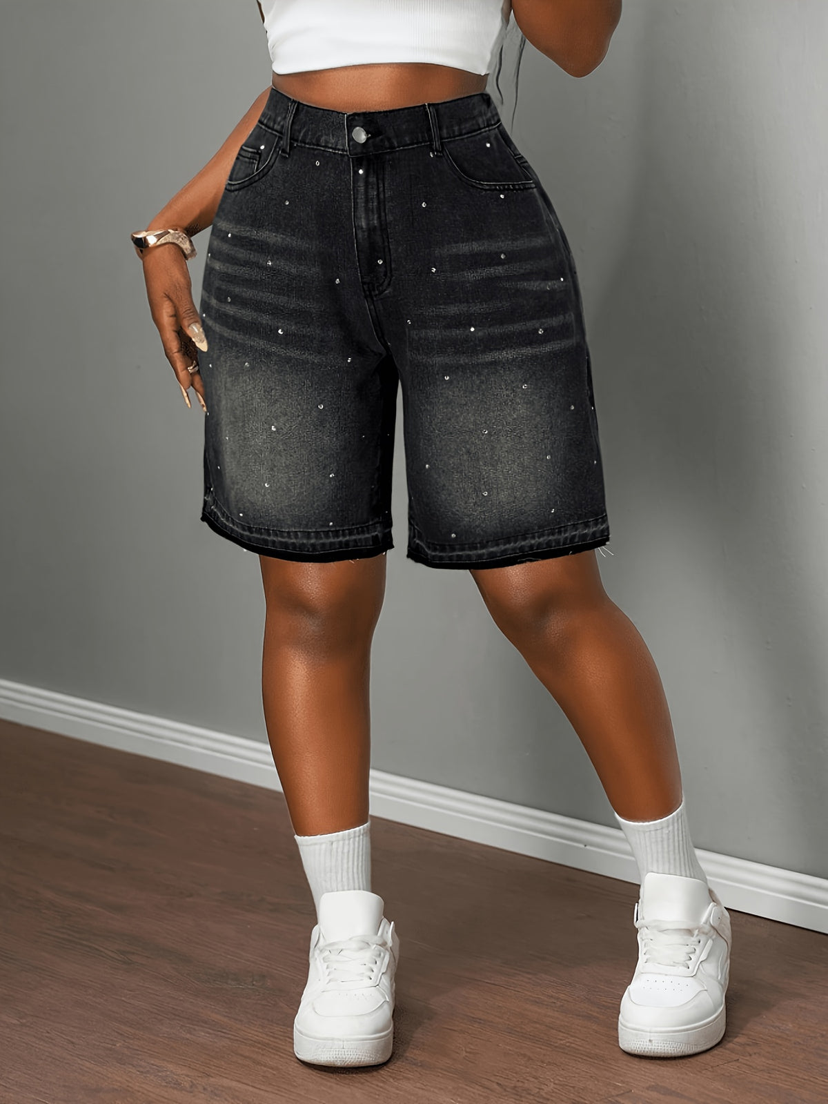 Short grande taille, coupe ample, tenue franche, détail du col