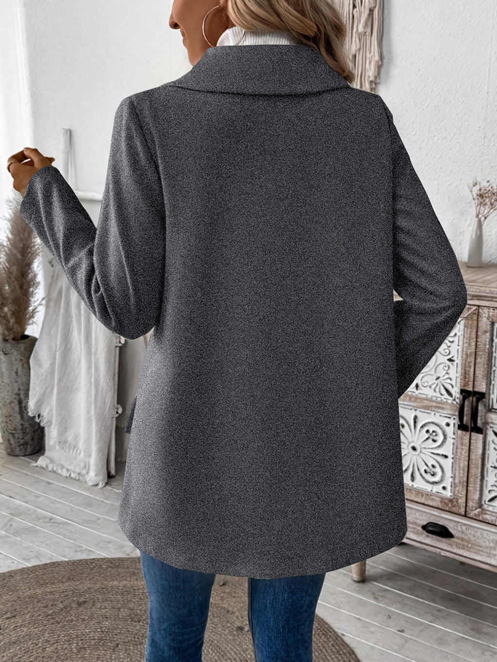 Manteau grande taille, col à revers, boutonnage, manches longues, vue de profil