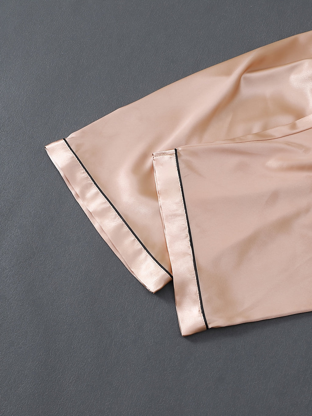 Pyjama grande taille en satin, poches plaquées, manches courtes, tombé fluide, visuel produit