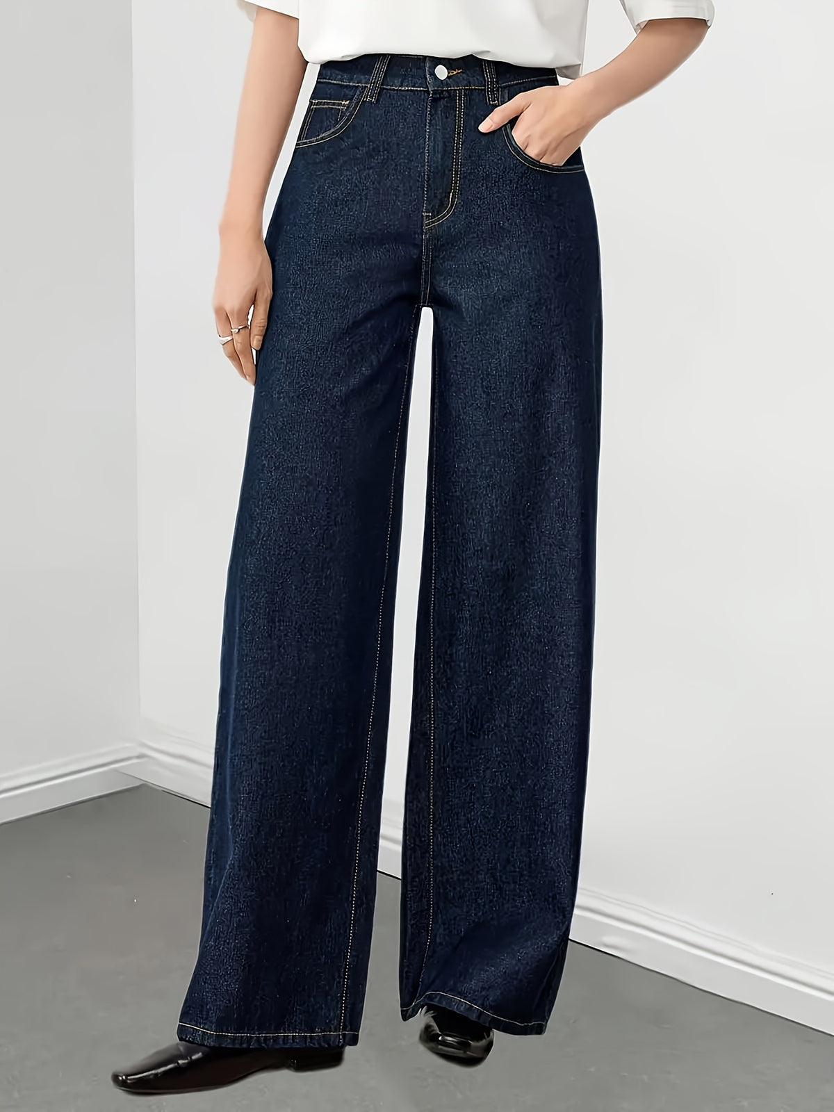 Jean grande taille, coupe évasée, tenue franche, délavage