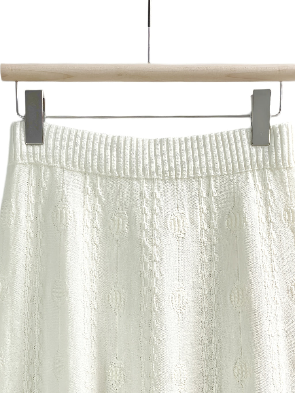Robe grande taille, coupe évasée, allure élégante, porté de face
