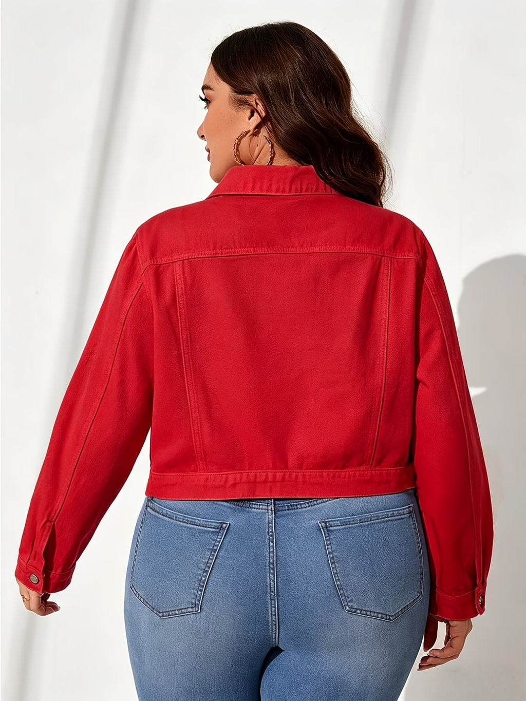 Veste grande taille, coupe oversize, col à revers, boutonnage, porté de face