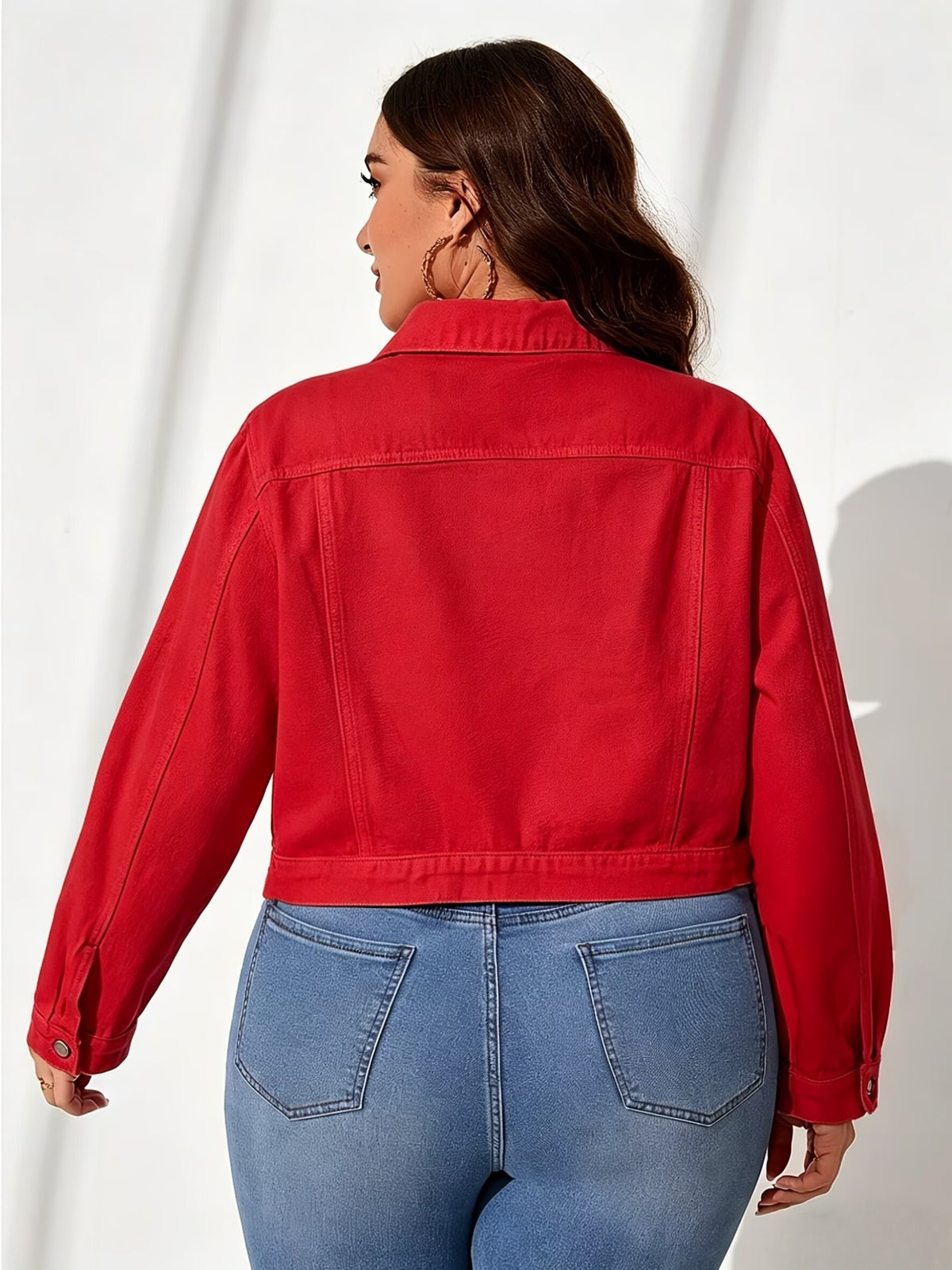 Veste grande taille, coupe oversize, col à revers, boutonnage, porté de face