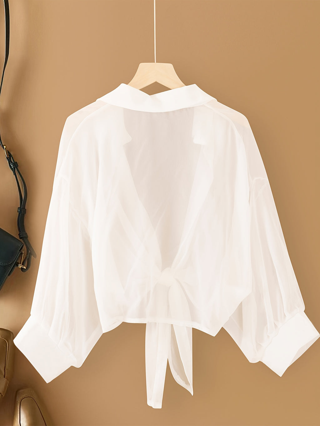 Blouse grande taille en soie, tombé fluide, détail du col