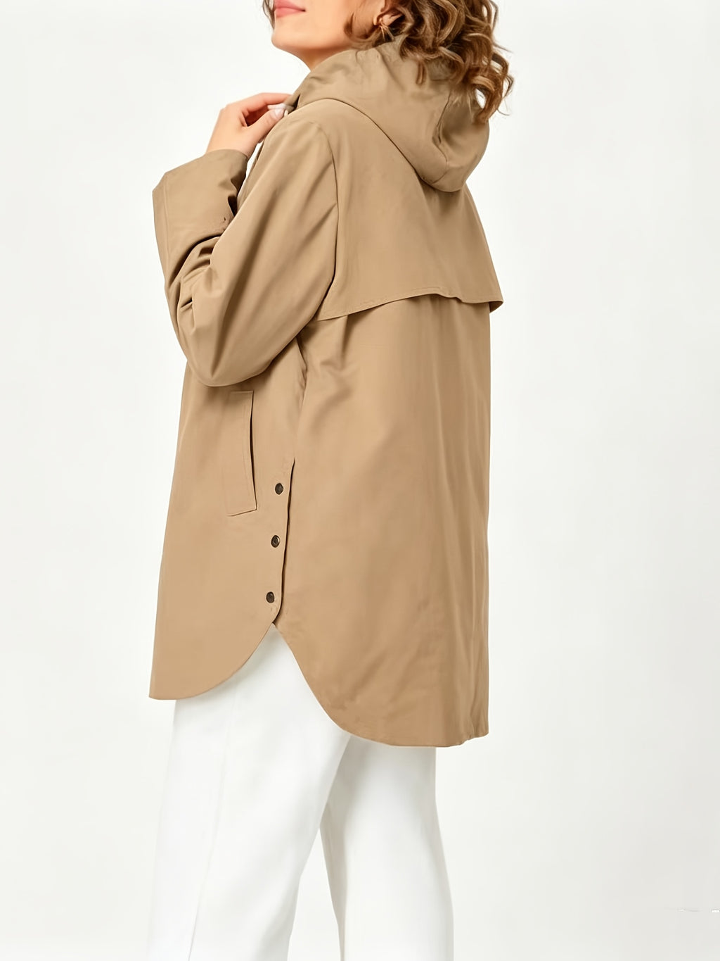 Manteau grande taille, fermeture zippée, capuche, esprit trench, vu de dos