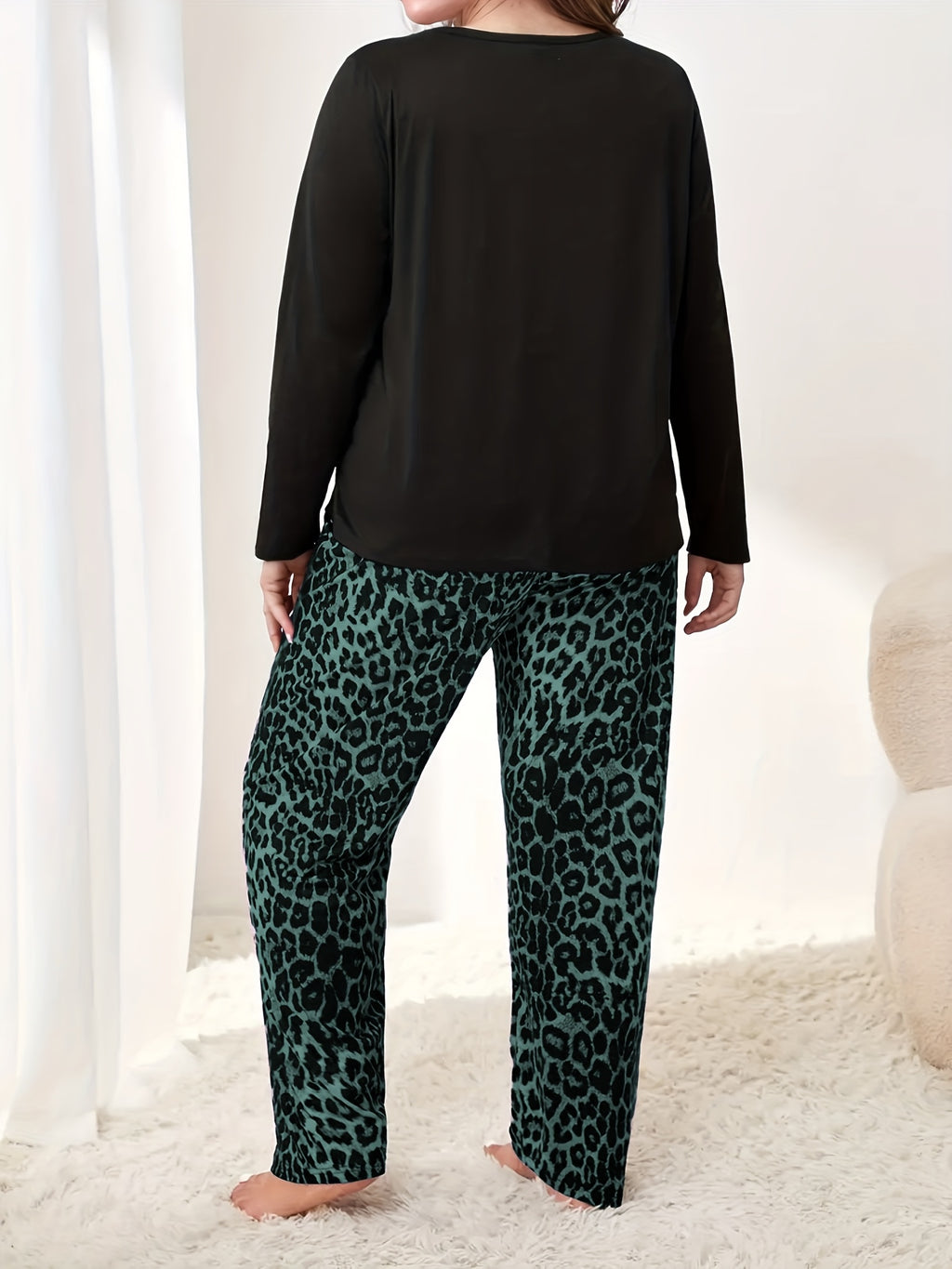 Pyjama grande taille à imprimé léopard, manches longues, détail du tissu