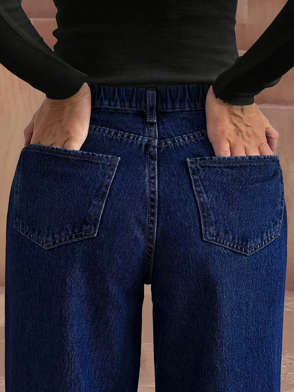 Jean grande taille, coupe droite, délavage doux, tenue franche, vu de dos
