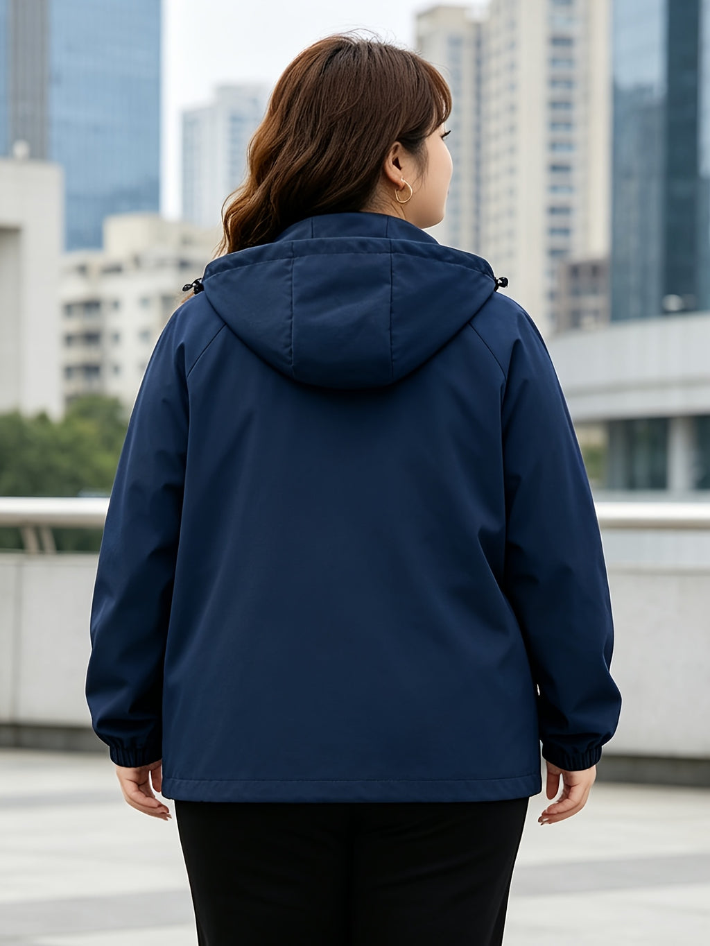 Veste grande taille, poches pratiques, ligne nette, détail du tissu