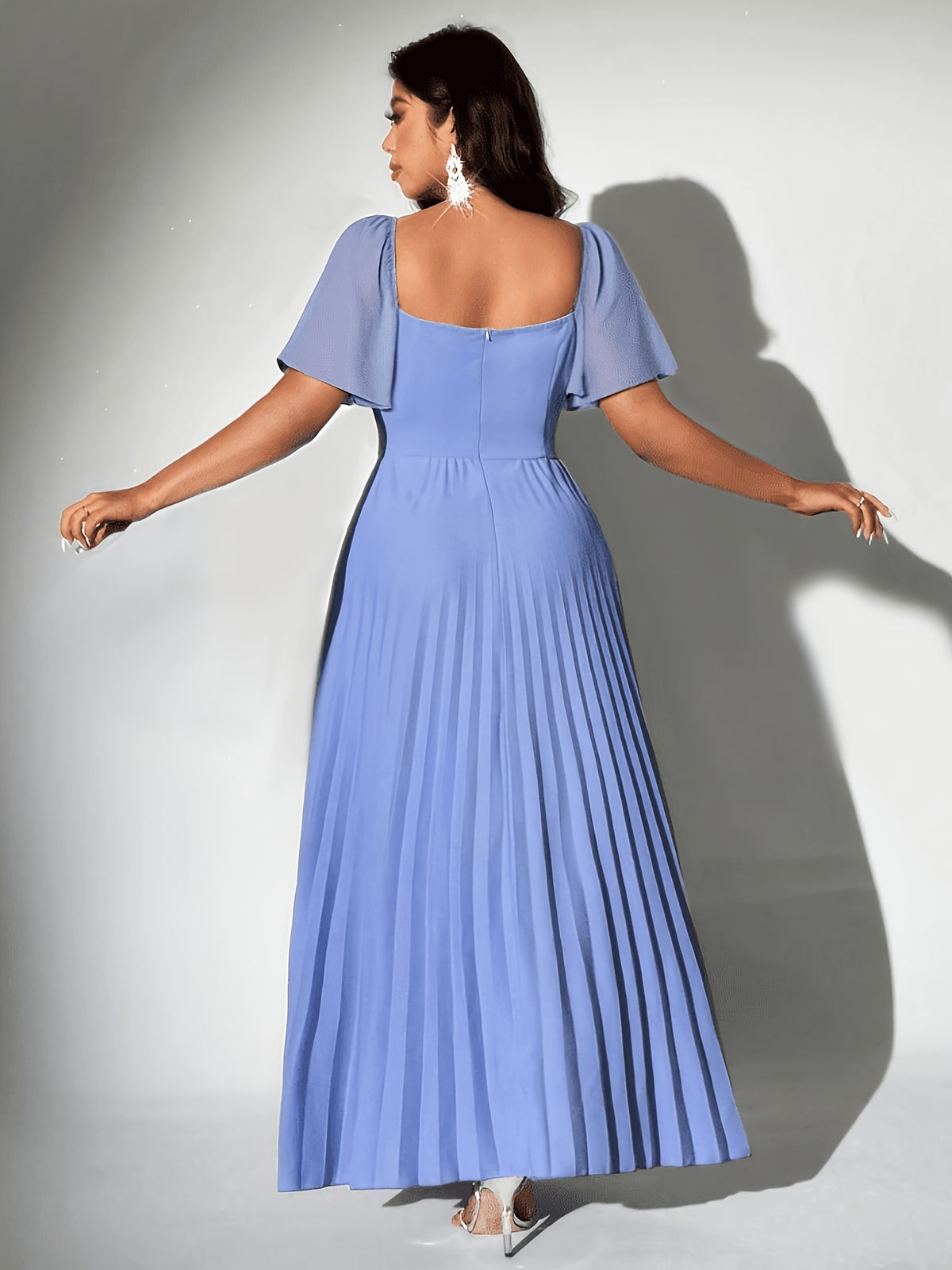 Robe d'invitée grande taille — Col carré et jupe plissée