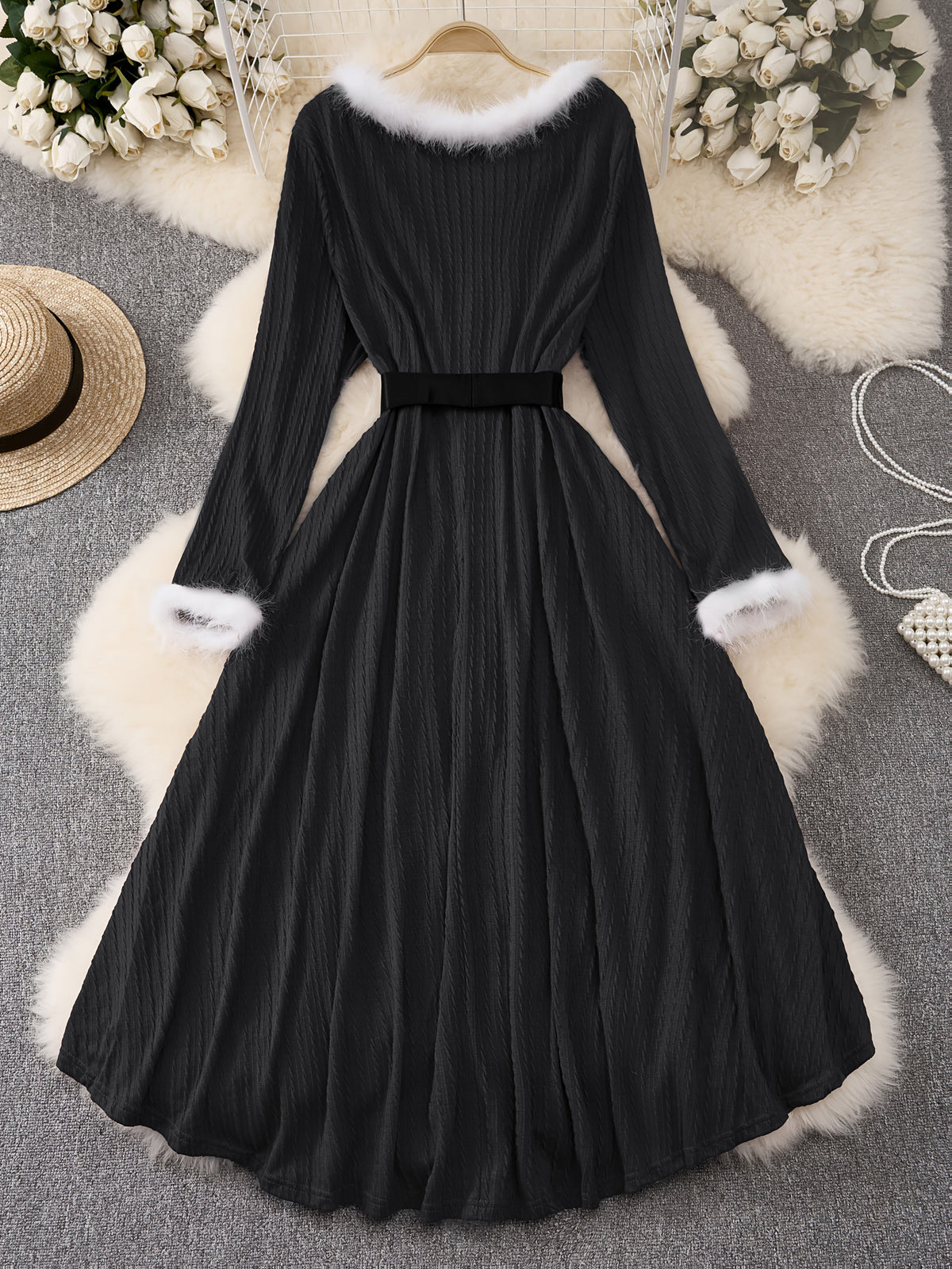Robe grande taille, maille torsadée et col V bordé de duvet