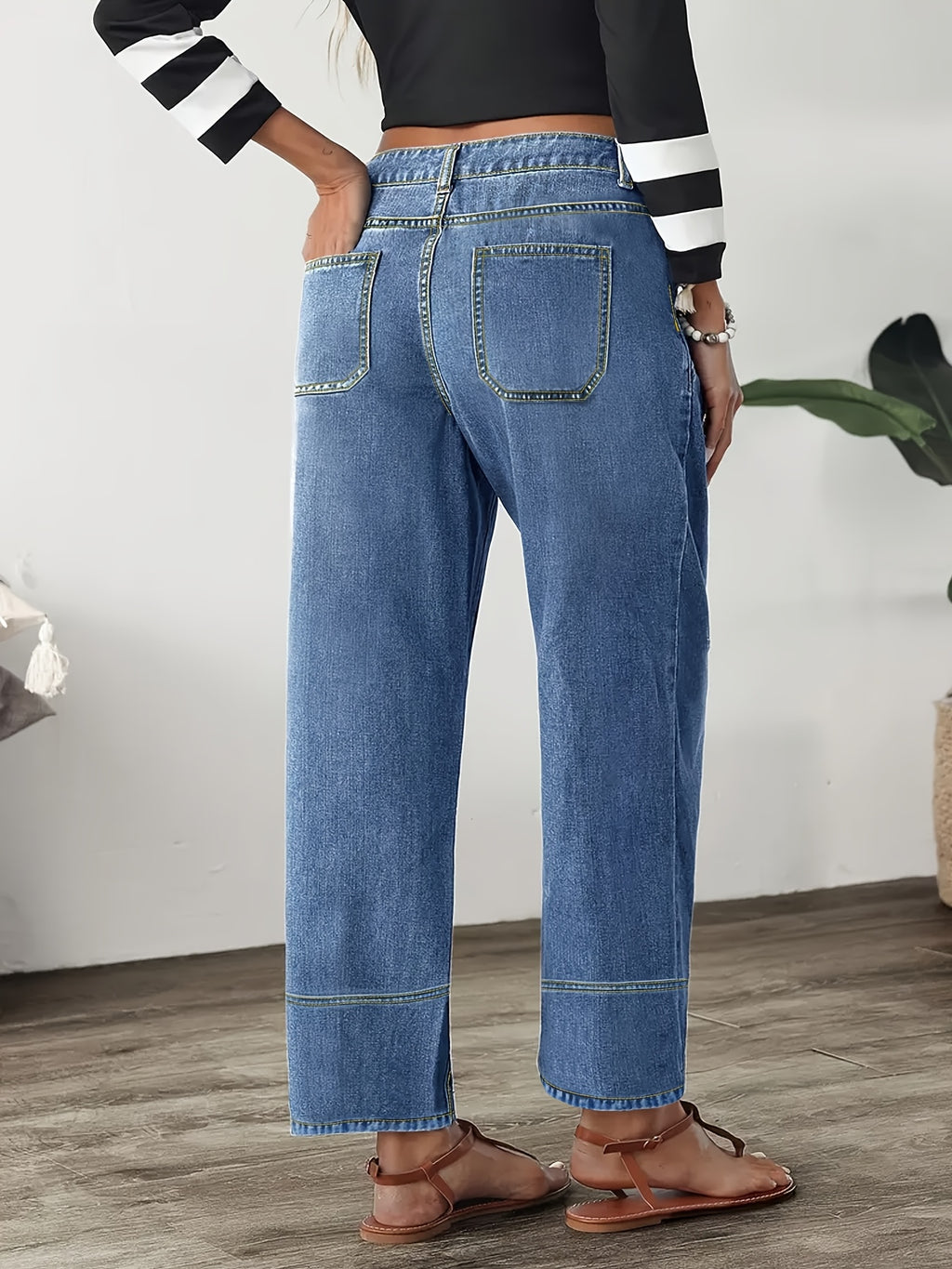Pantalon grande taille, coupe oversize, poches pratiques, tombé fluide — composition : 59.8% Viscose, 38.4% Polyester, 1.8% Élasthanne