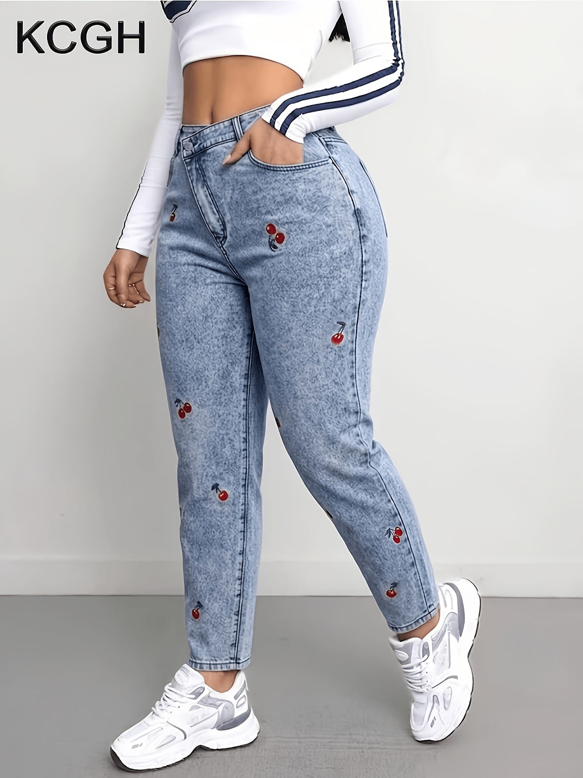 Jean grande taille, coupe oversize, broderie, tenue franche Image