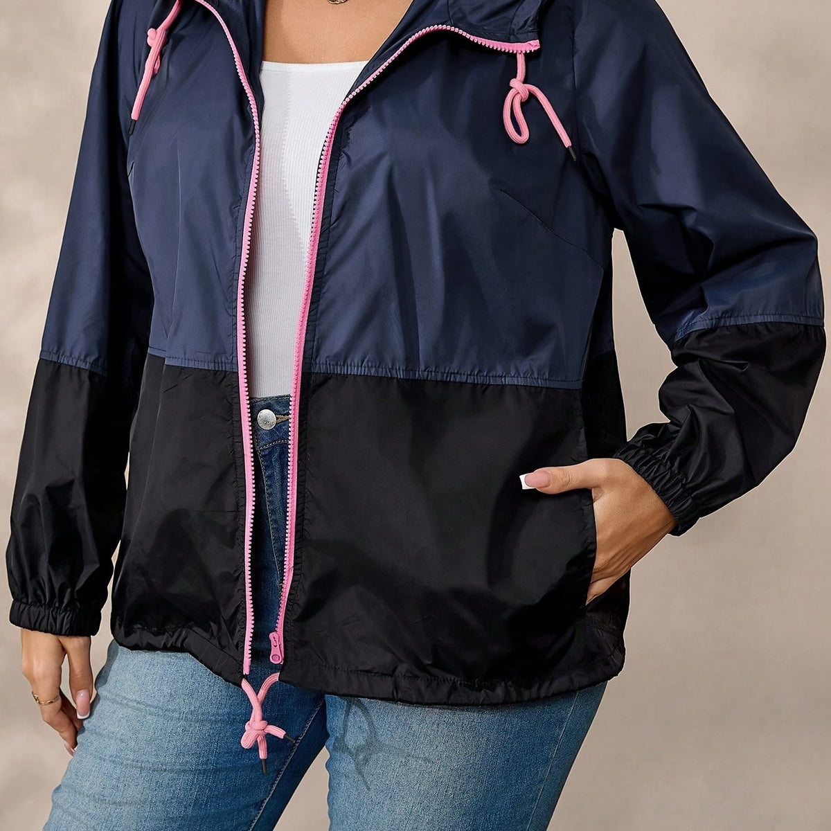 Veste grande taille, capuche, allure élégante — matière : polyester Image