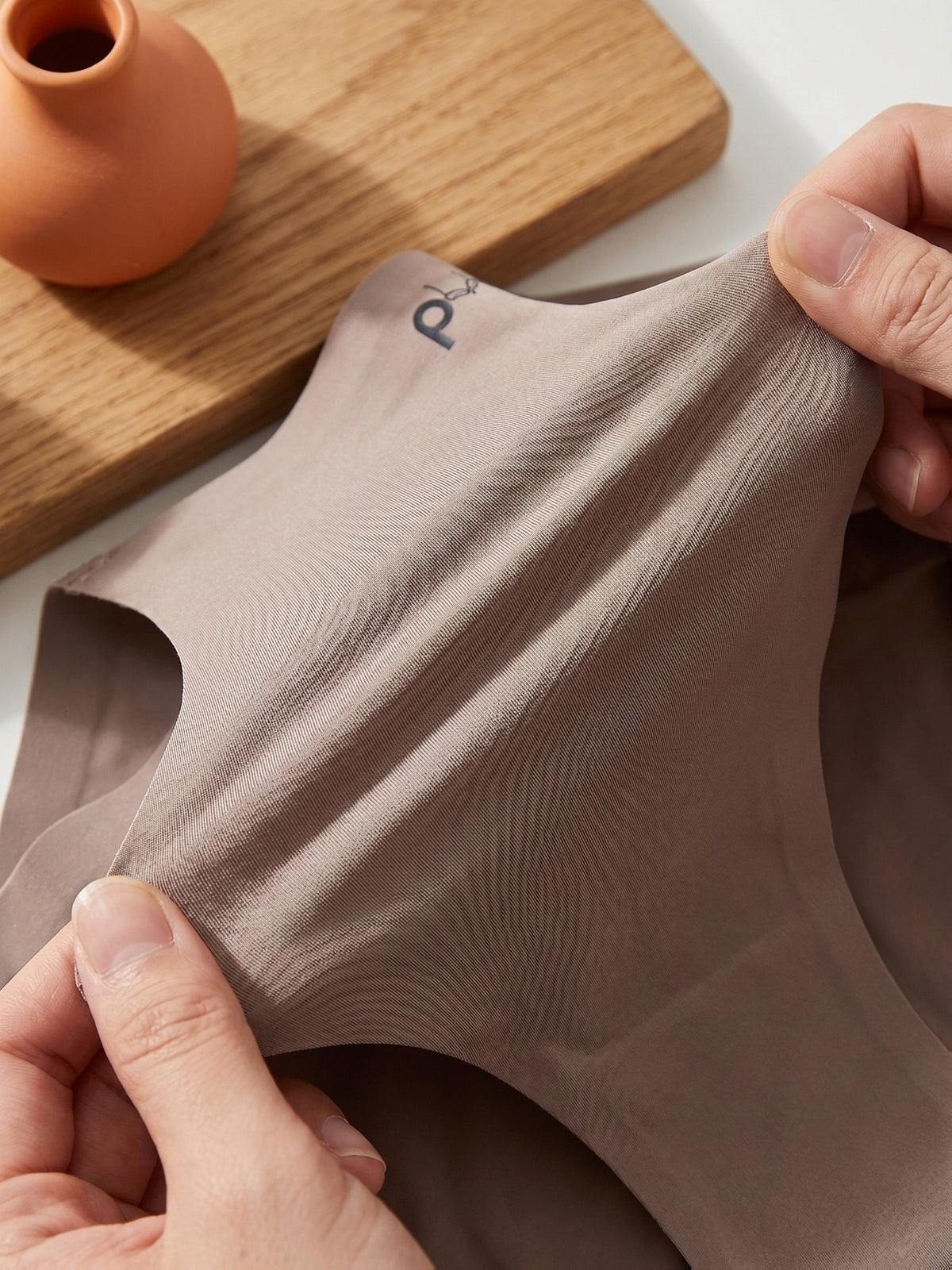 Culotte grande taille, ligne épurée, détail du col