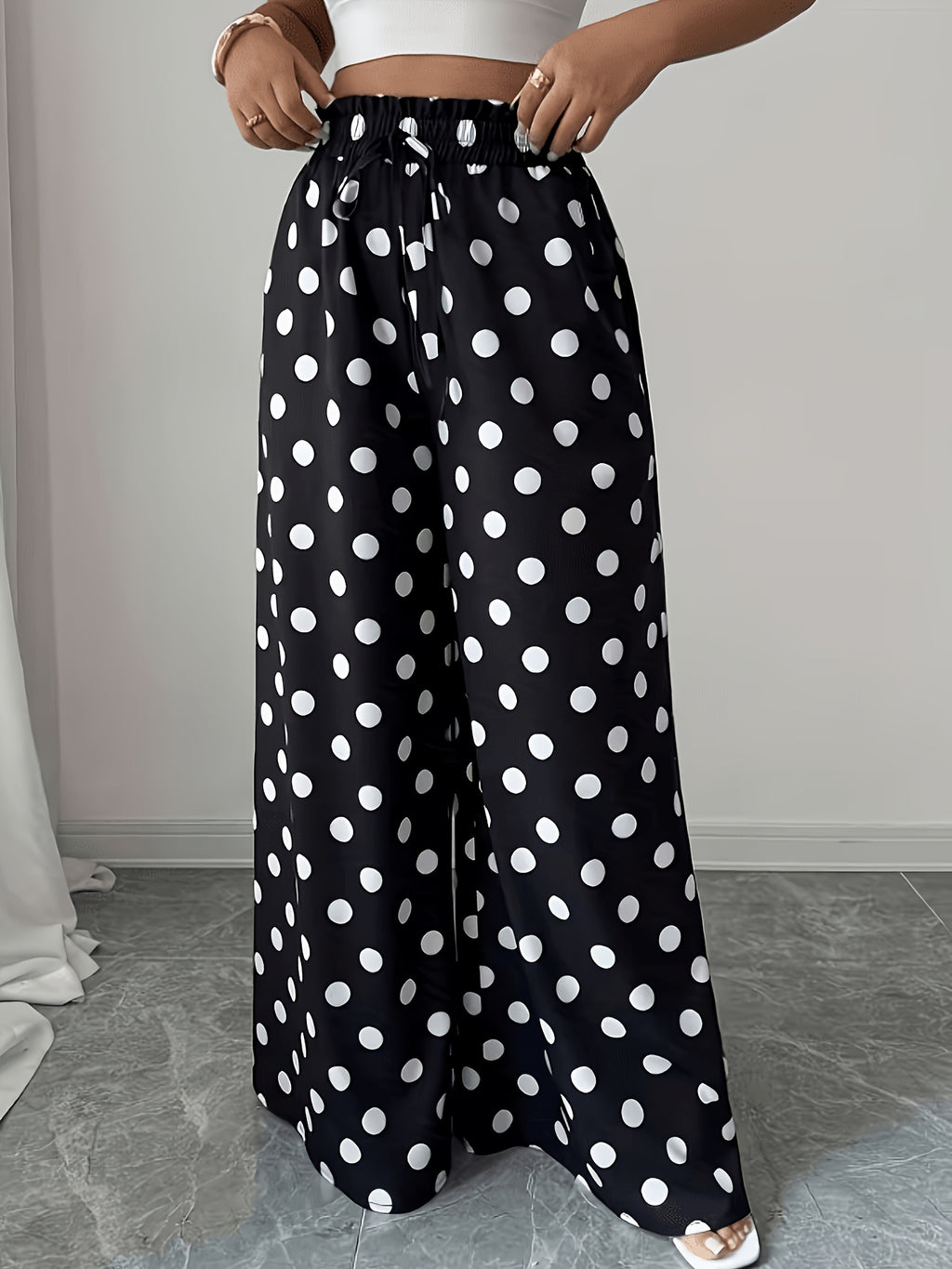 Pantalon grande taille à pois, coupe évasée, vue de profil