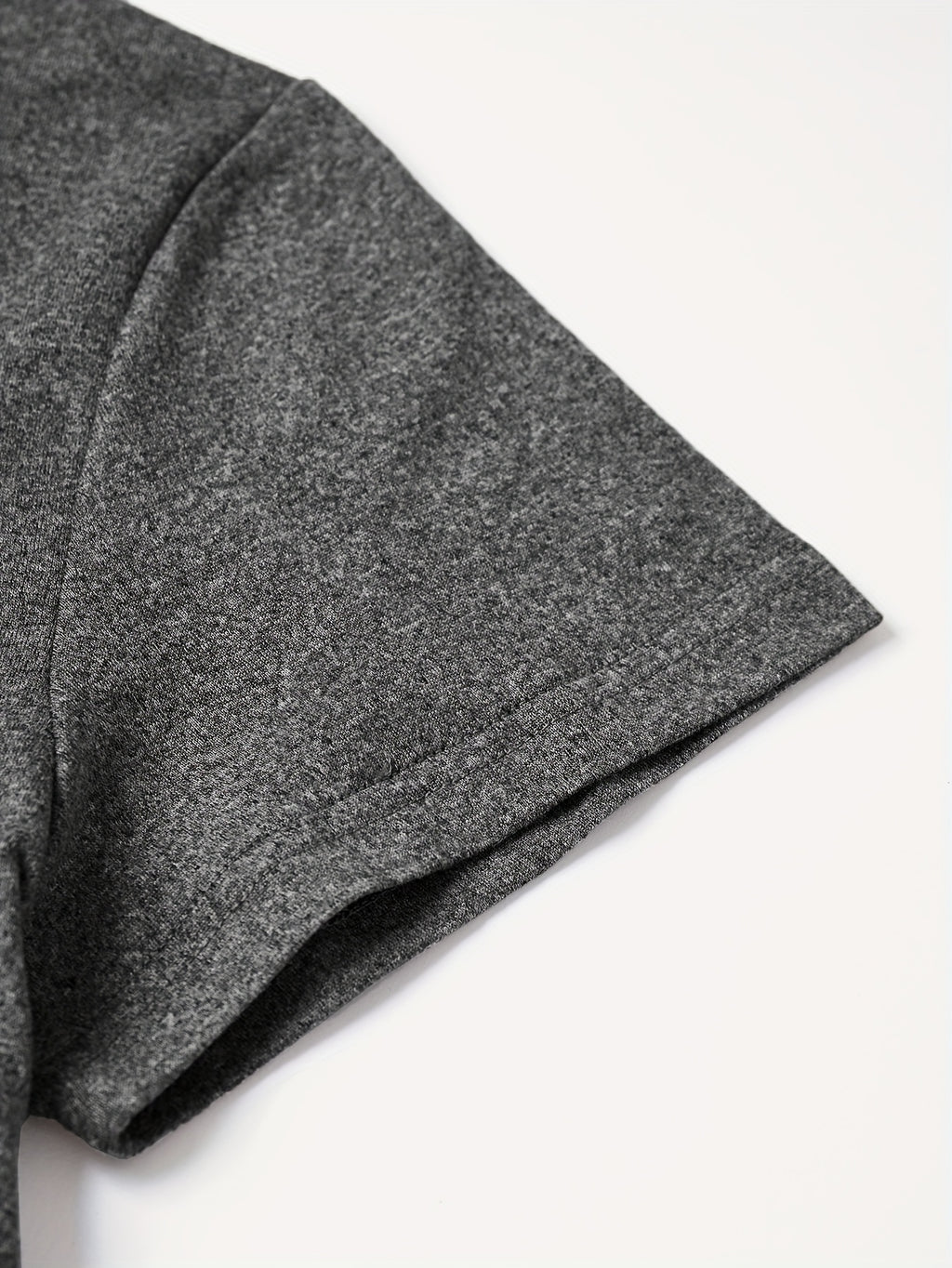 T-shirt grande taille, manches courtes, détail du col