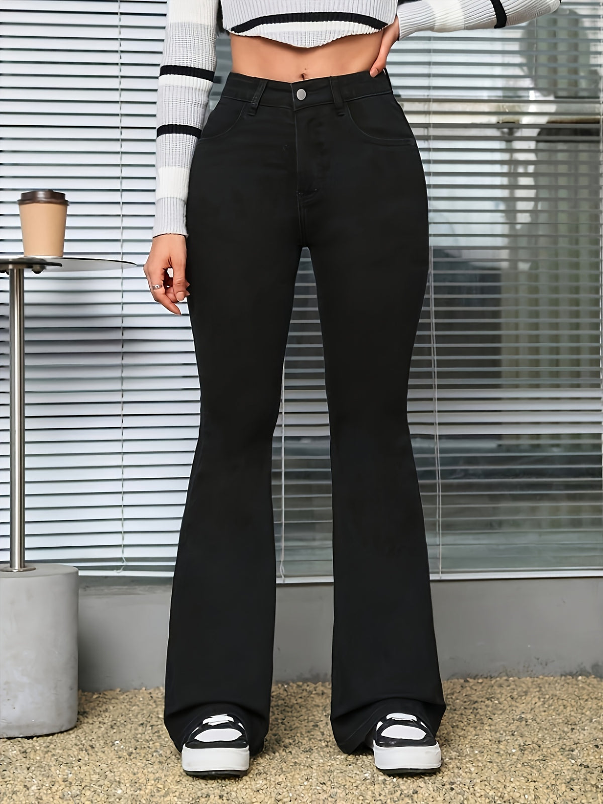 Pantalon grande taille, coupe évasée, tenue franche, ligne affirmée, vu de dos