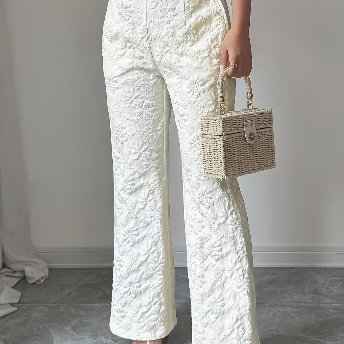 Pantalon grande taille, coupe évasée, poches plaquées, allure élégante — matière : polyester