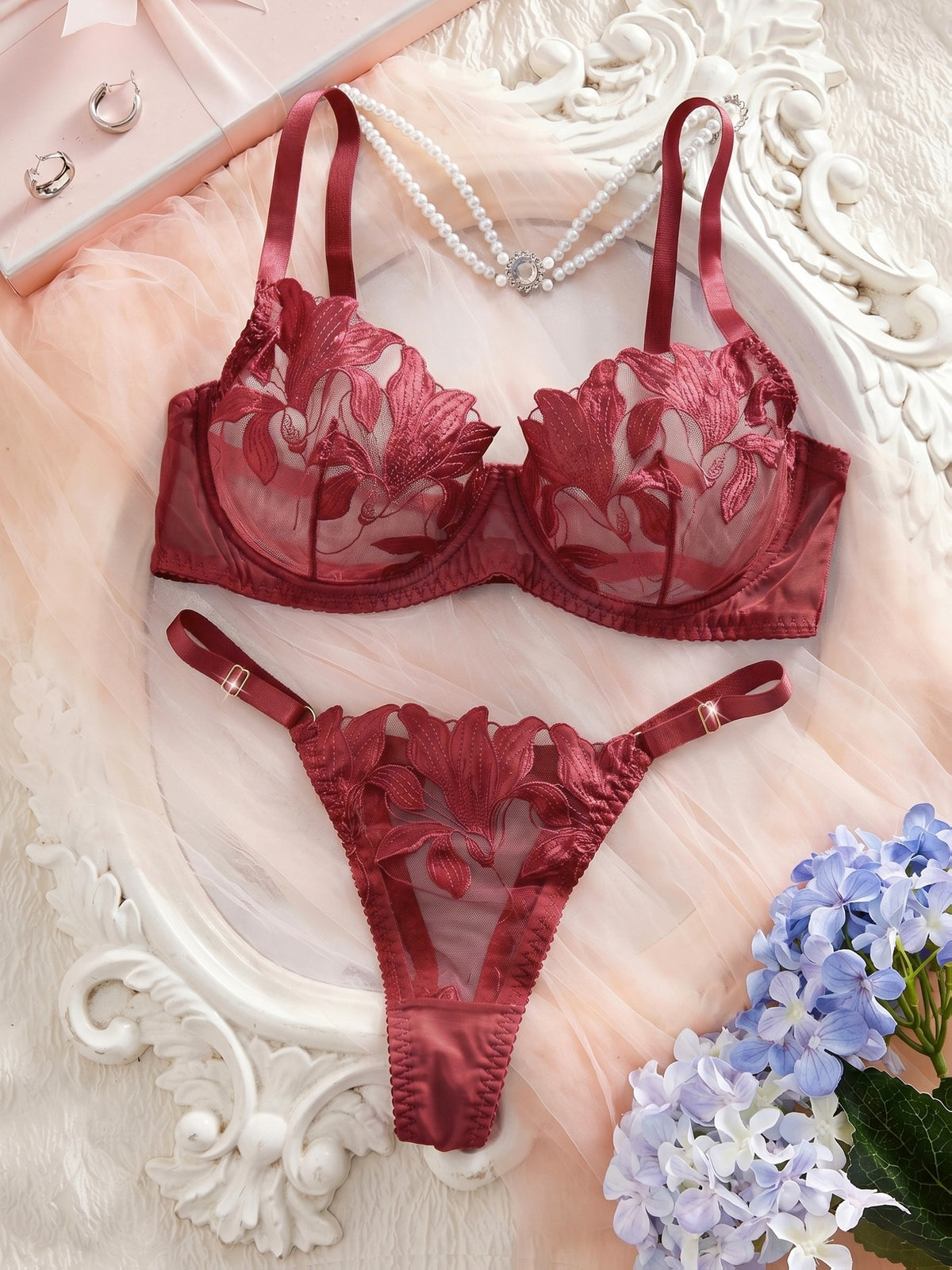Ensemble lingerie grande taille — Lys brodés sur tulle fin