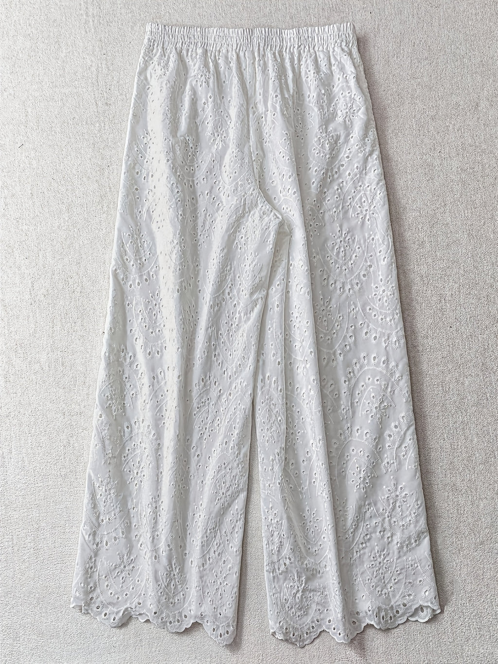 Pantalon grande taille à broderies, coupe droite, ligne nette