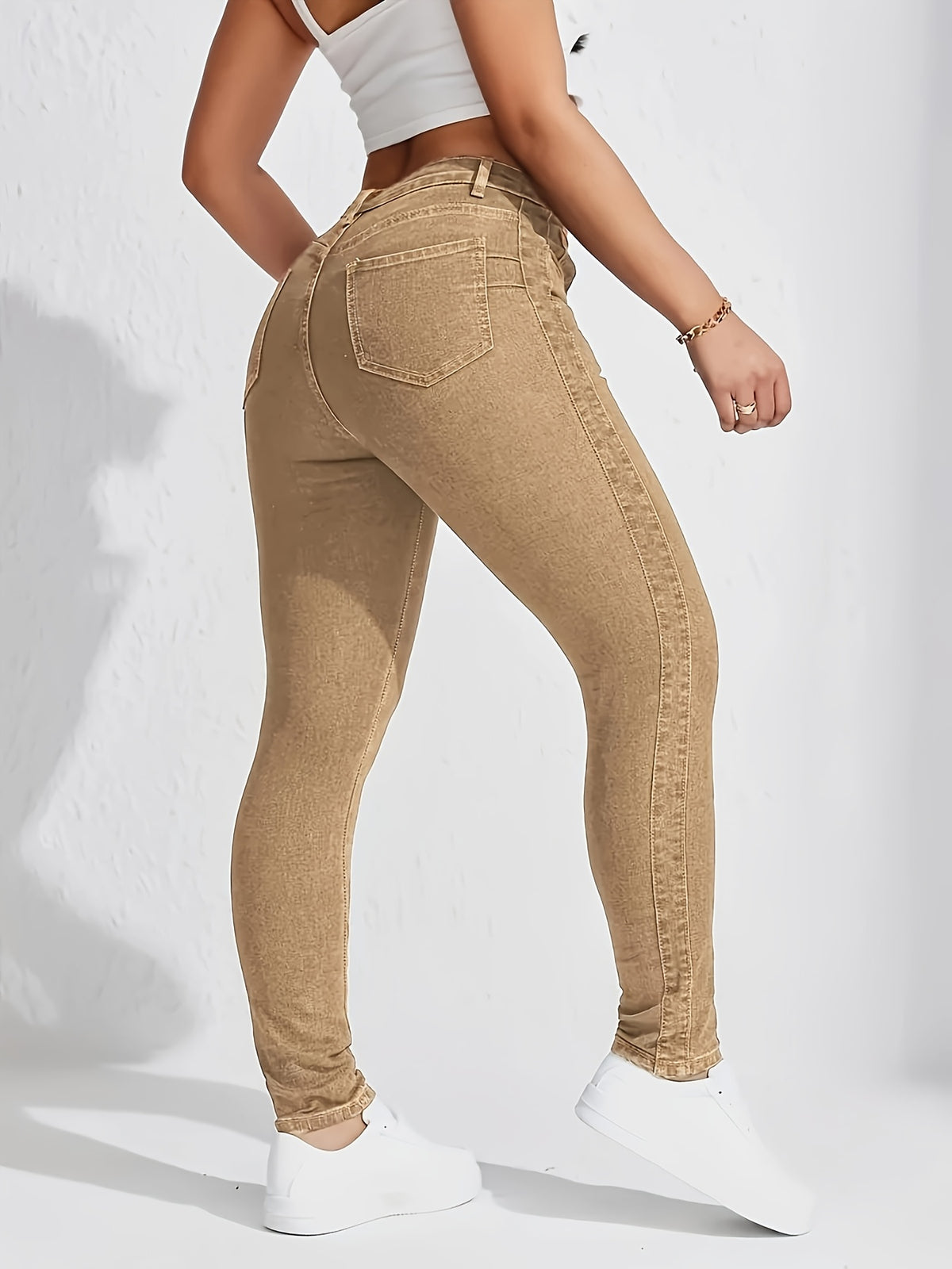 Pantalon grande taille, coupe oversize, fermeture zippée, tombé fluide, visuel produit
