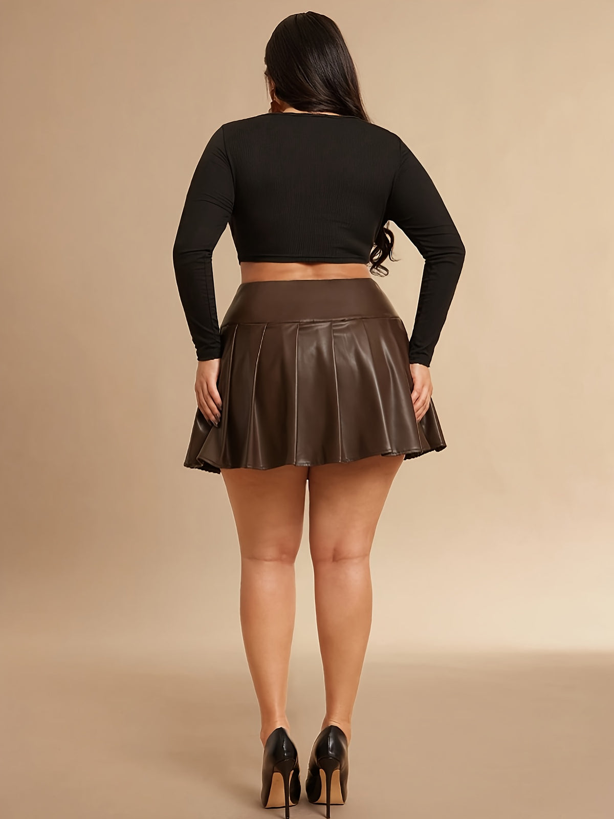 Jupe grande taille, coupe courte, plissés, porté de face