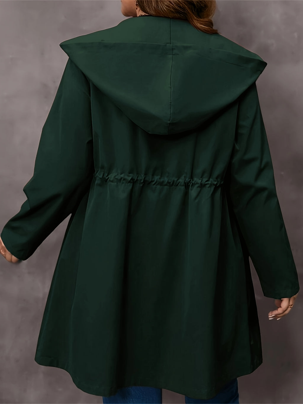 Manteau grande taille, capuche, ligne nette, mise en situation