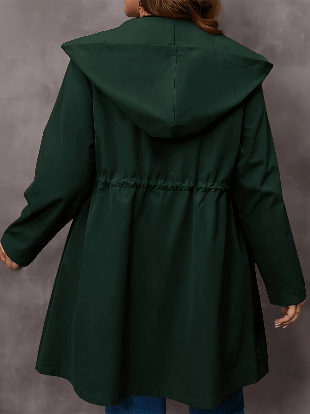 Manteau grande taille, capuche, ligne nette, mise en situation