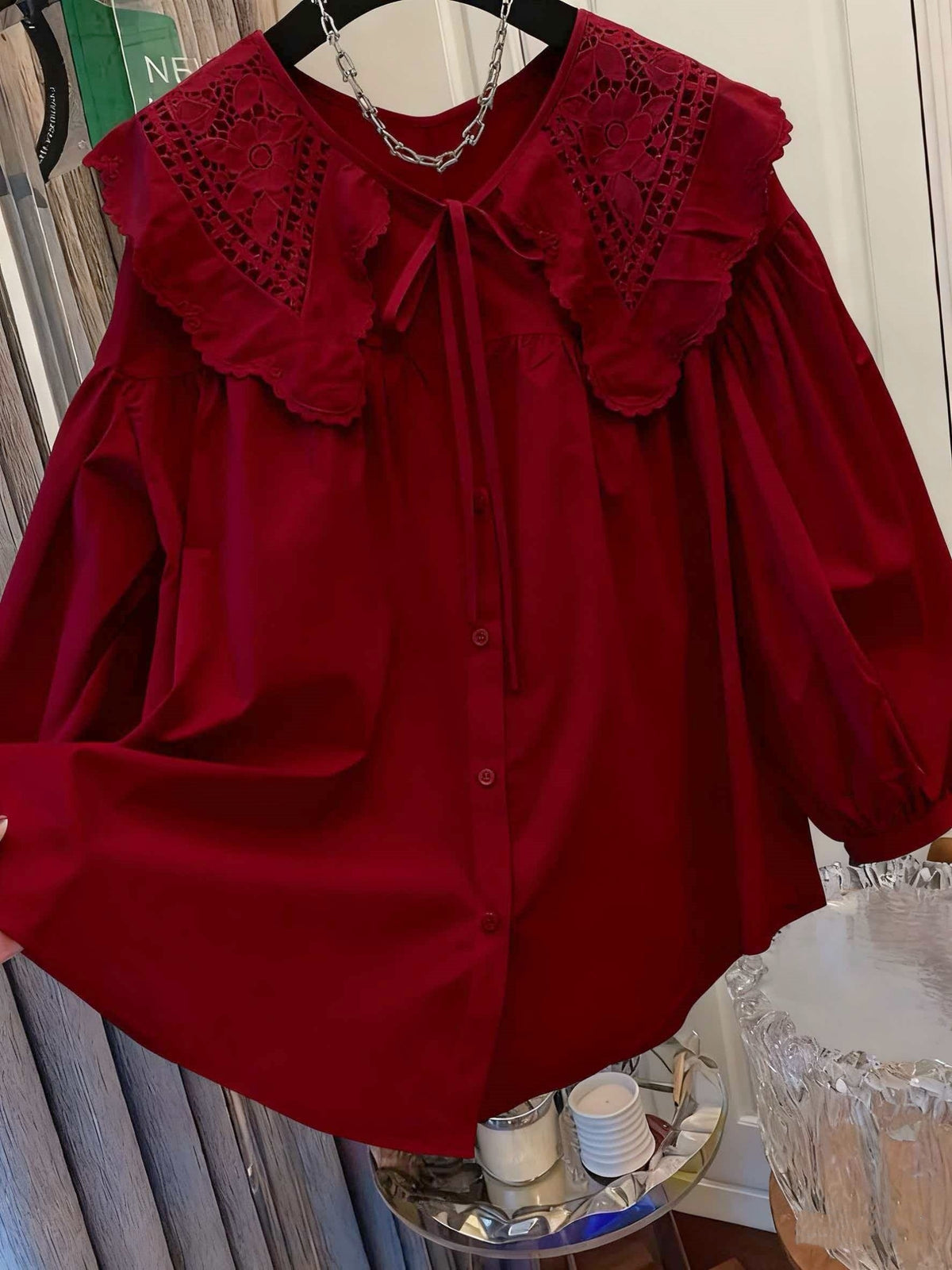 Blouse grande taille en dentelle, volants, effet ajouré, porté de face