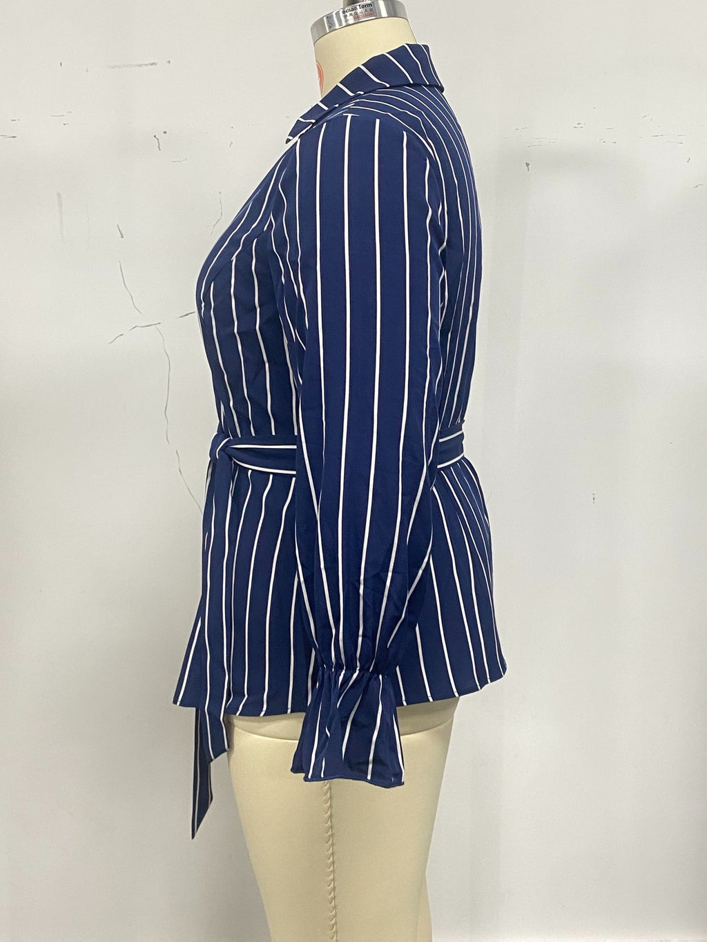 Chemise grande taille en dentelle à rayures, coupe ajustée, effet ajouré, détail du col