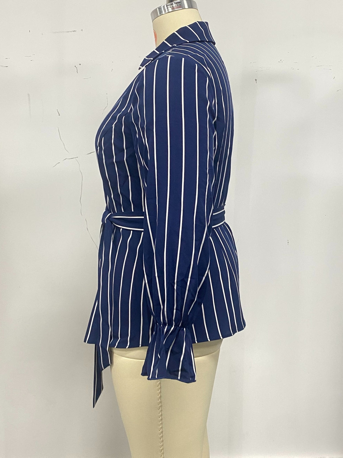 Chemise grande taille en dentelle à rayures, coupe ajustée, effet ajouré, détail du col