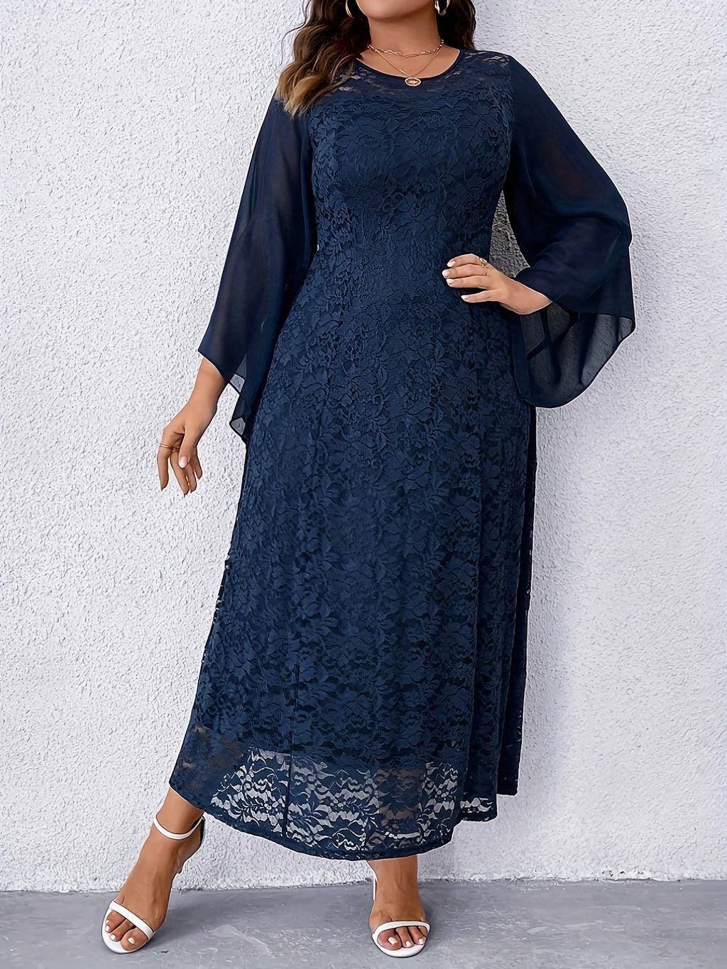 Robe en dentelle grande taille — Mi-longue à manches voile