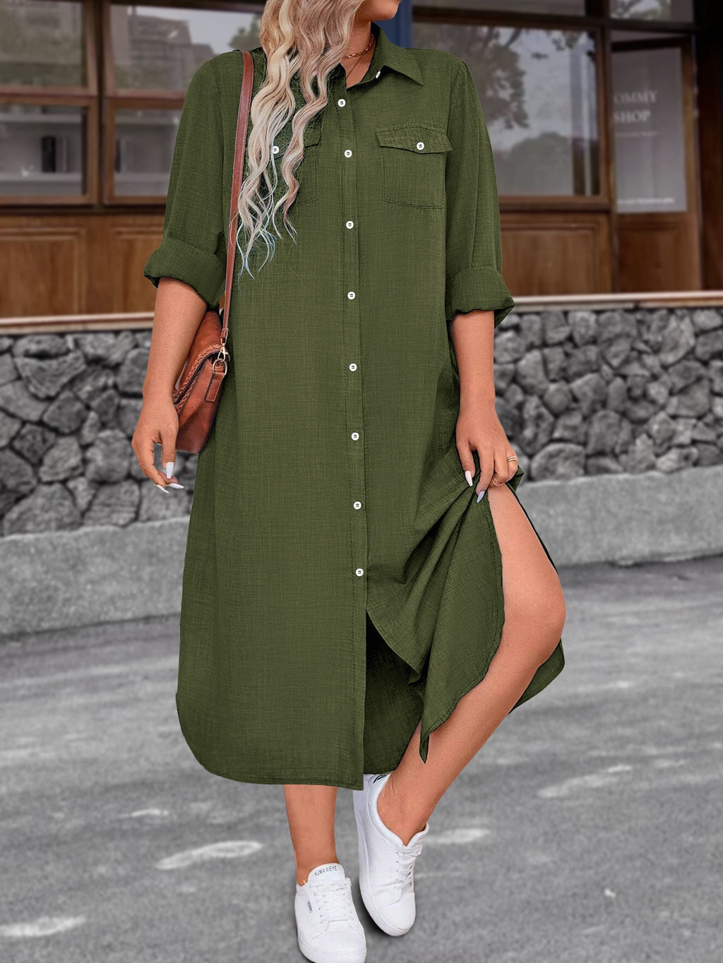 Robe grande taille, coupe ajustée, ligne nette, porté de face