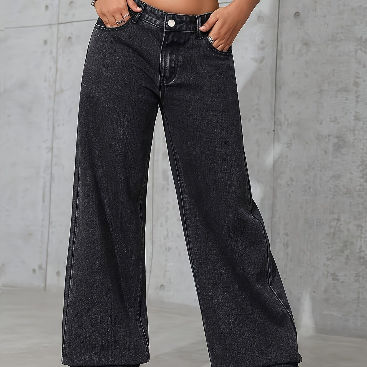 Jean grande taille, coupe évasée, délavage doux, poches pratiques — matière : denim Image
