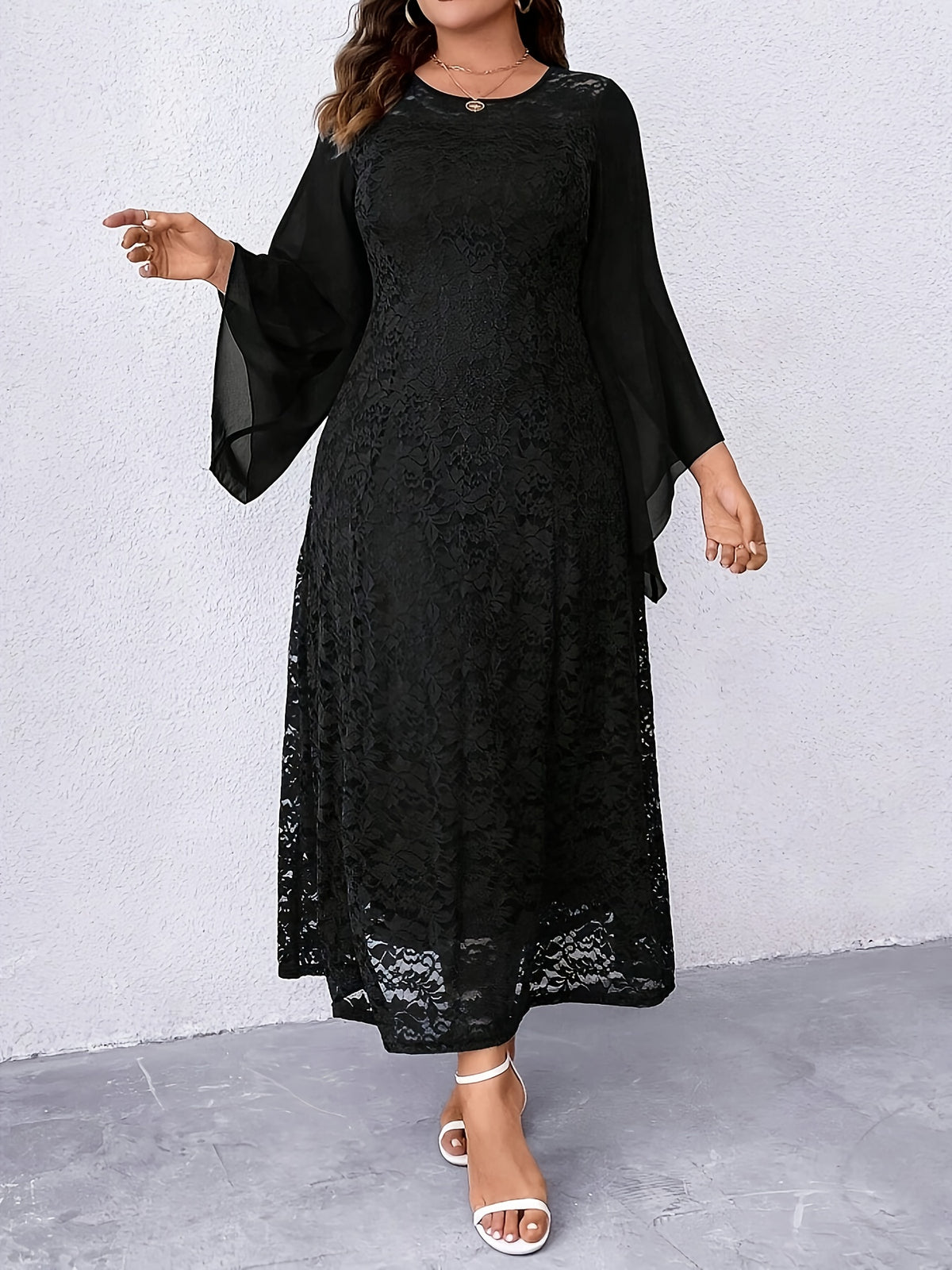 Robe en dentelle grande taille — Mi-longue à manches voile