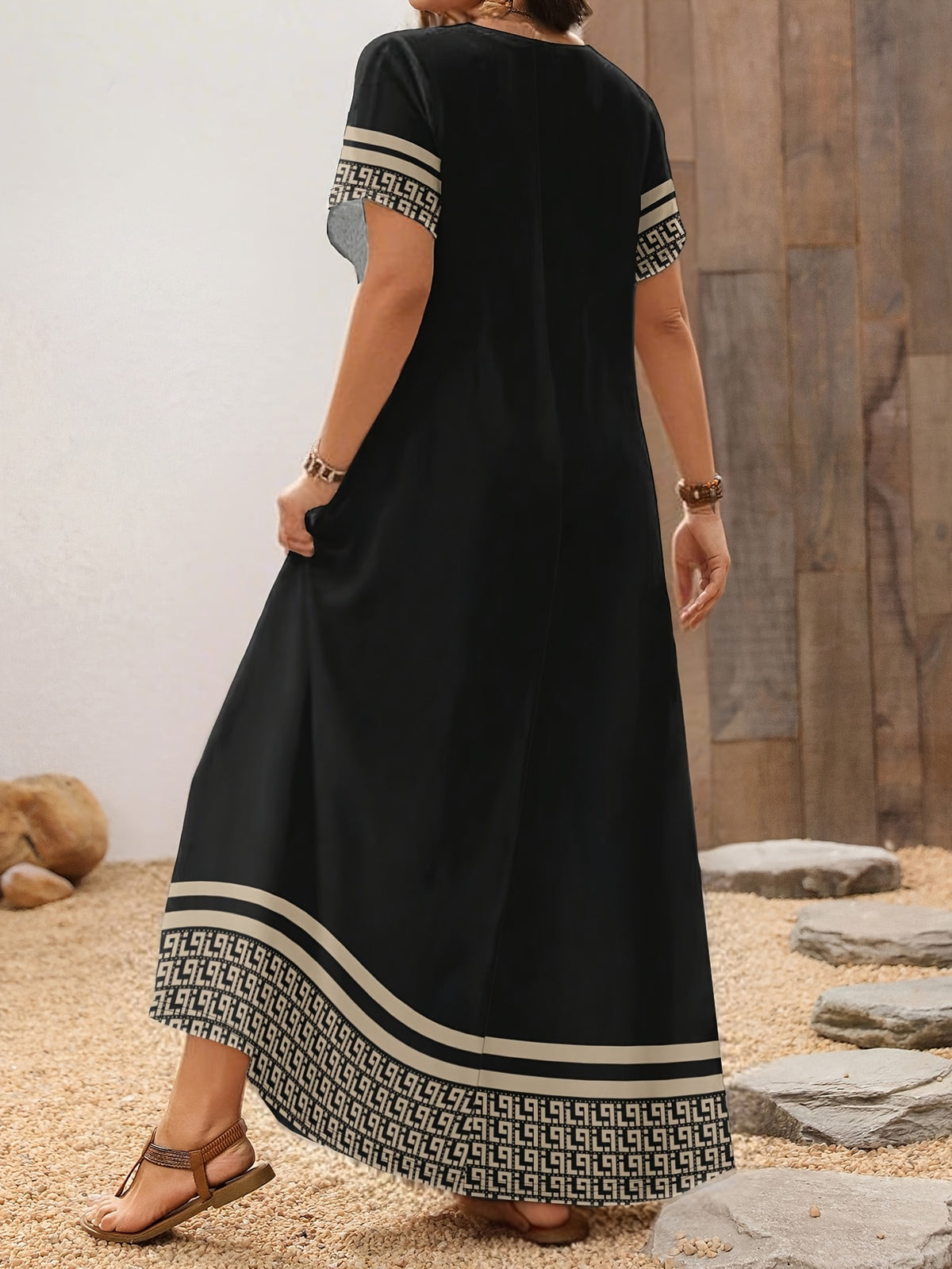 Robe grande taille à imprimé géométrique, coupe ajustée, manches courtes, porté de face