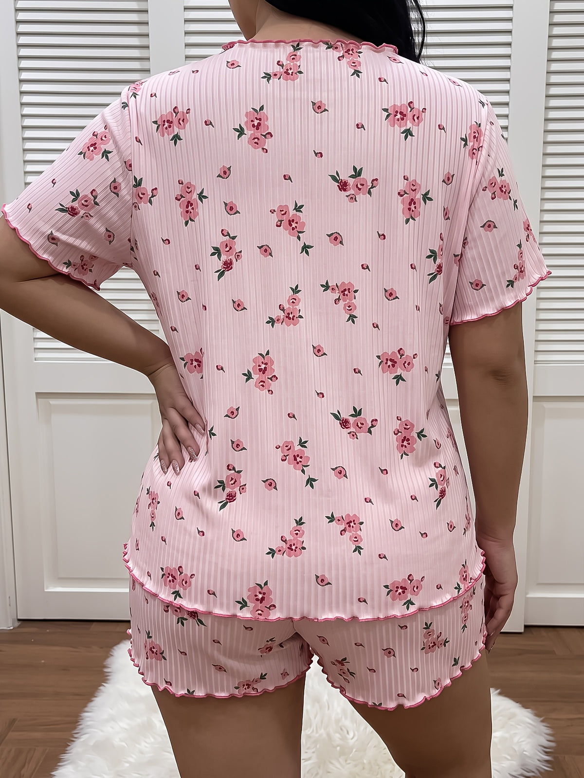 Pyjama grande taille à imprimé fleuri, coupe ample, manches courtes, détail du tissu