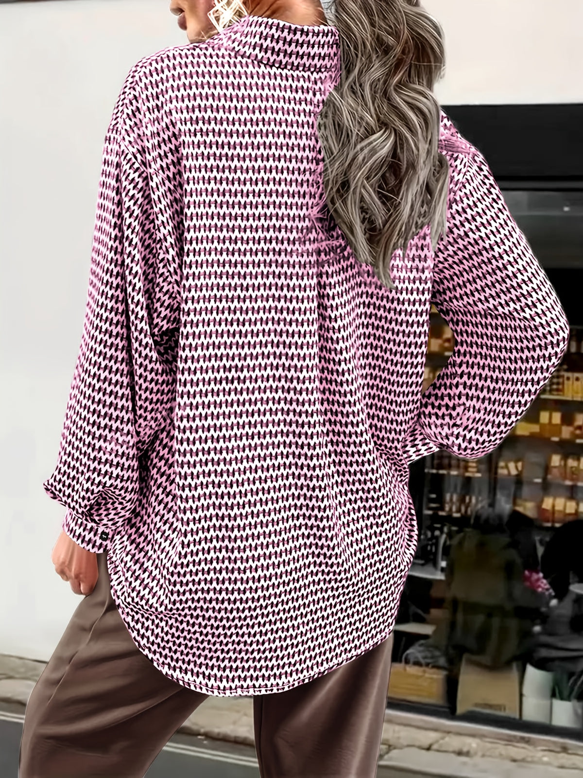 Chemise grande taille, boutonnage, ligne nette, mise en situation