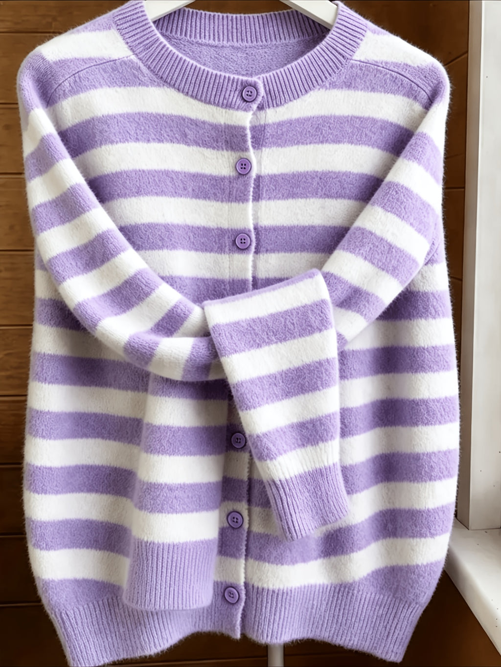 Pull grande taille à rayures, col V, manches longues, toucher moelleux, détail du tissu