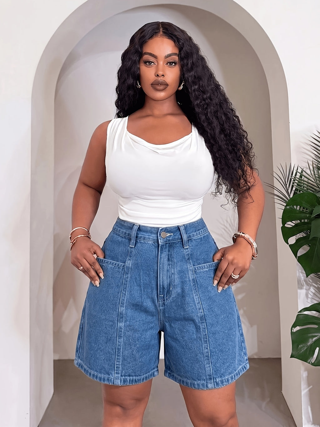 Short grande taille, poches pratiques, tenue franche, porté de face