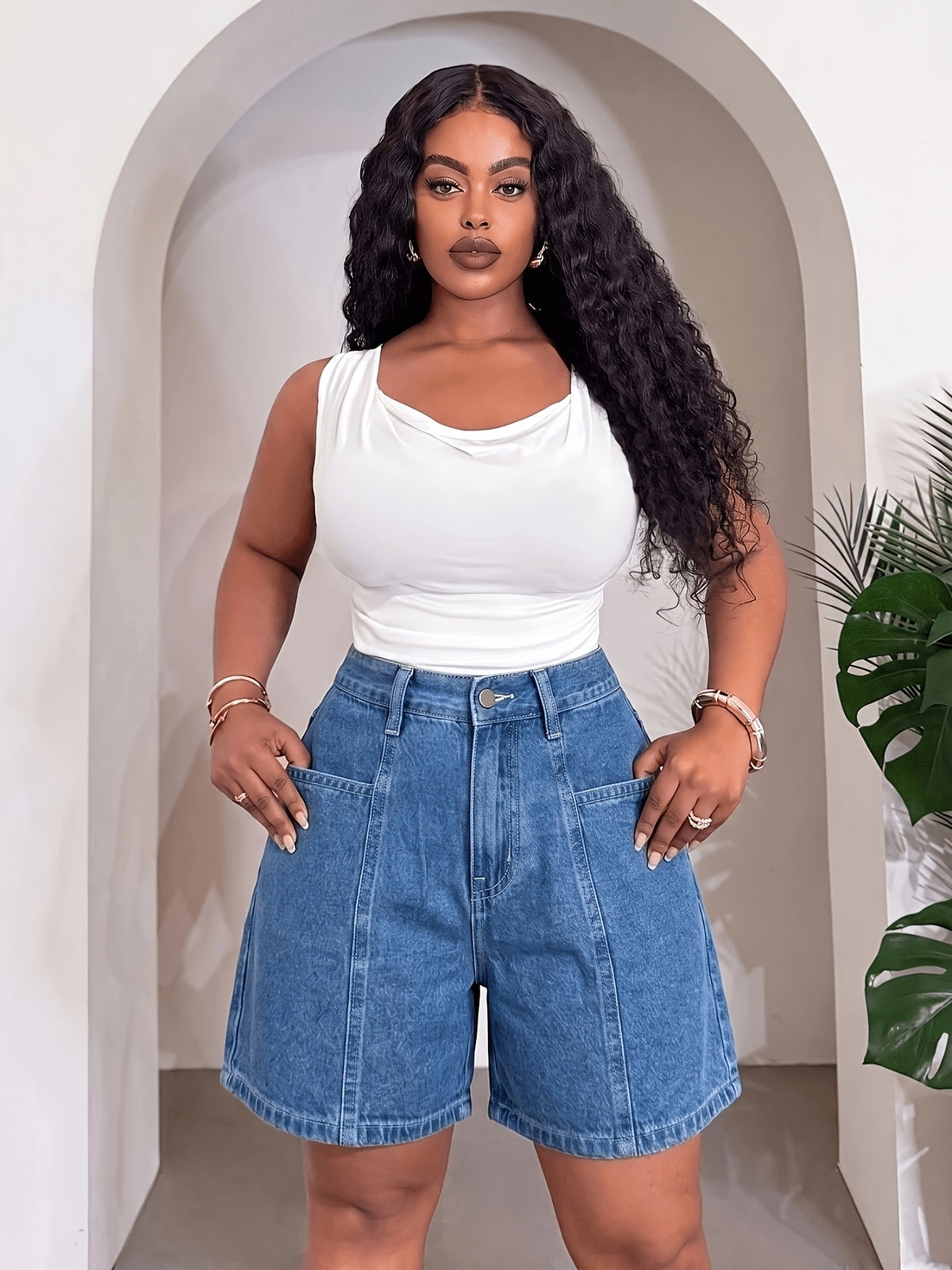 Short grande taille, poches pratiques, tenue franche, porté de face