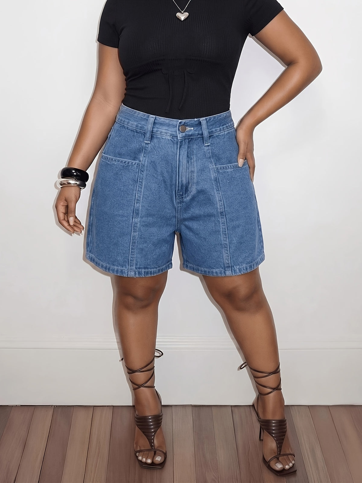 Short grande taille, poches pratiques, tenue franche, détail du tissu
