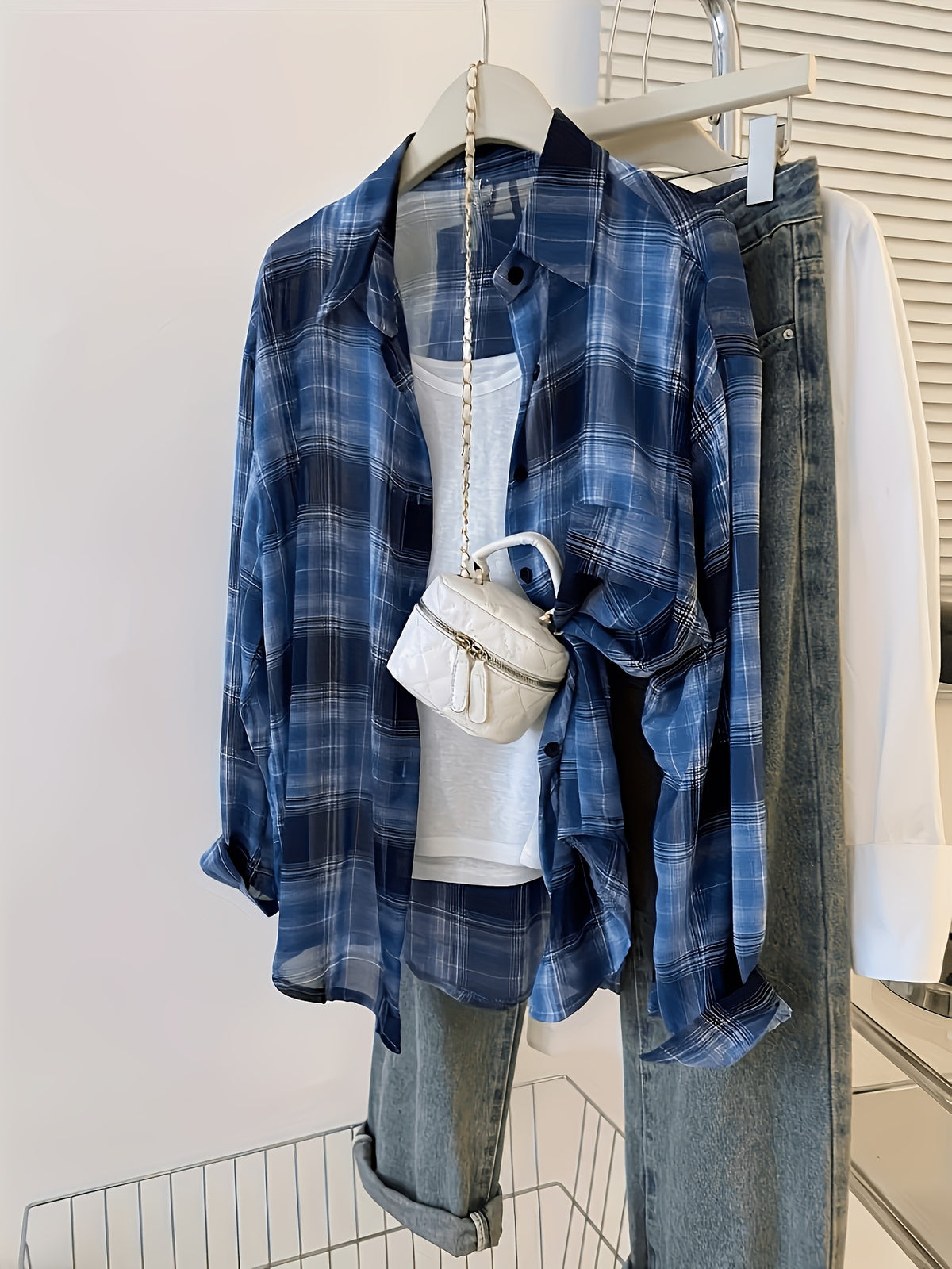 Chemise grande taille à carreaux, coupe oversize, boutonnage, mise en situation