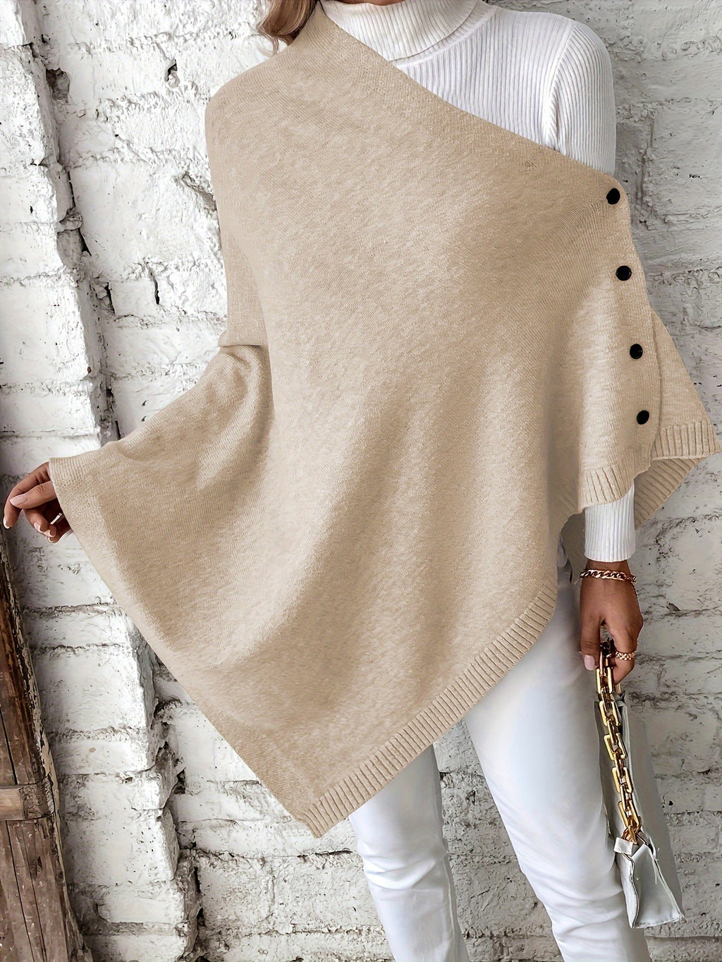 Pull grande taille, coupe oversize, épaules dénudées, détail du tissu