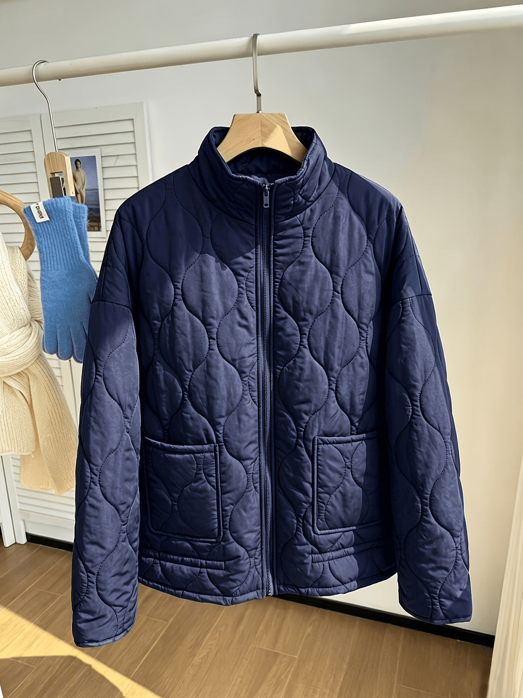 Manteau grande taille, fermeture zippée, matelassé, détail du col
