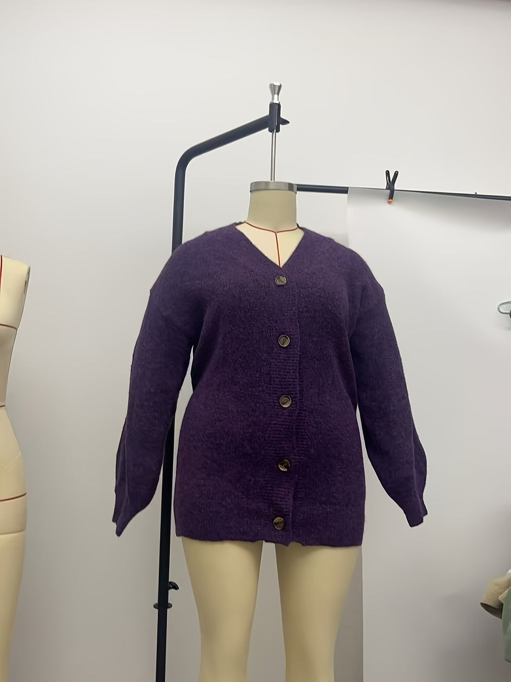 Veste grande taille en laine, coupe ample, col V, tenue chaude, mise en situation