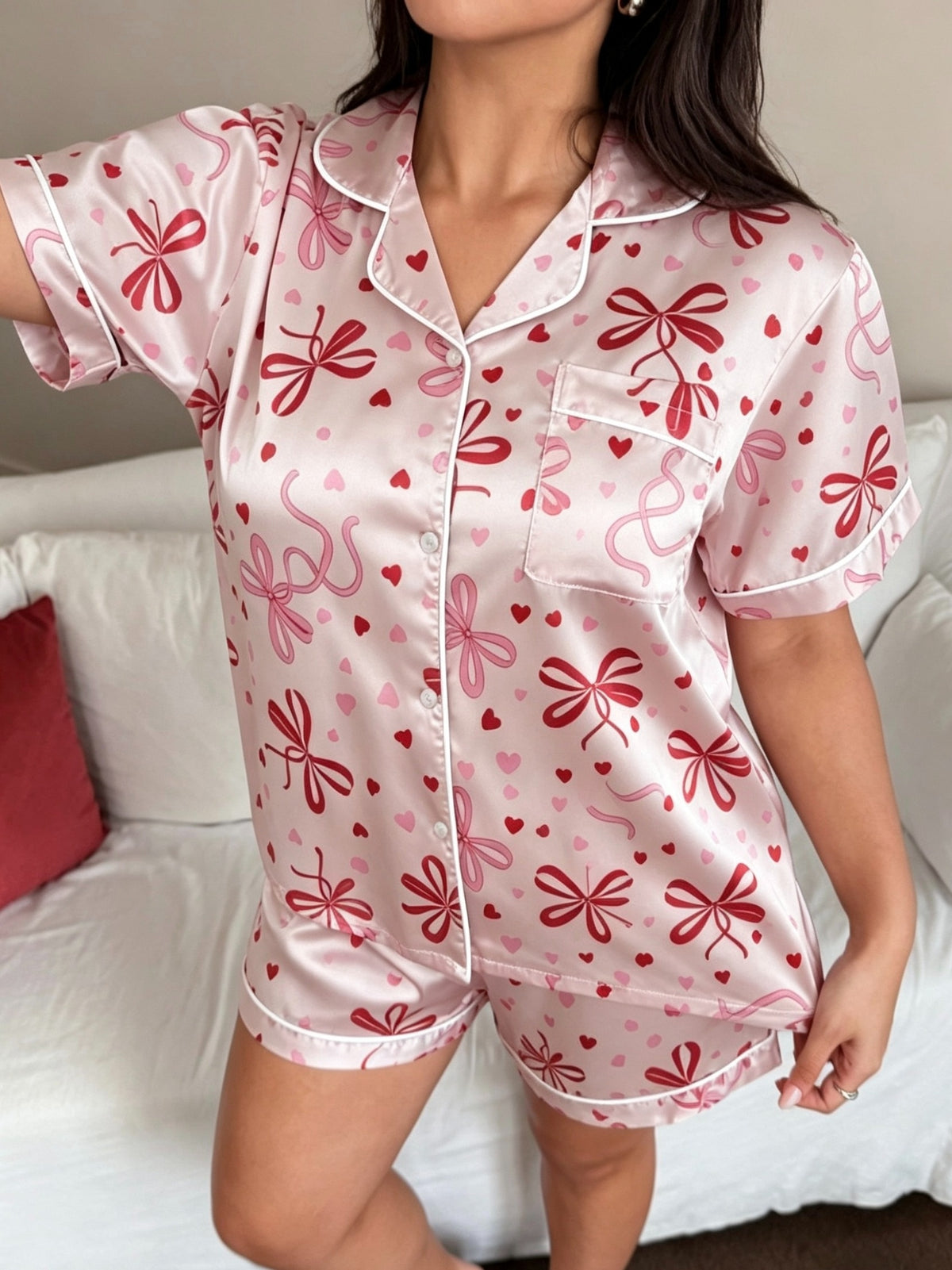 Pyjama grande taille en satin, tombé fluide, basique du quotidien, porté de face