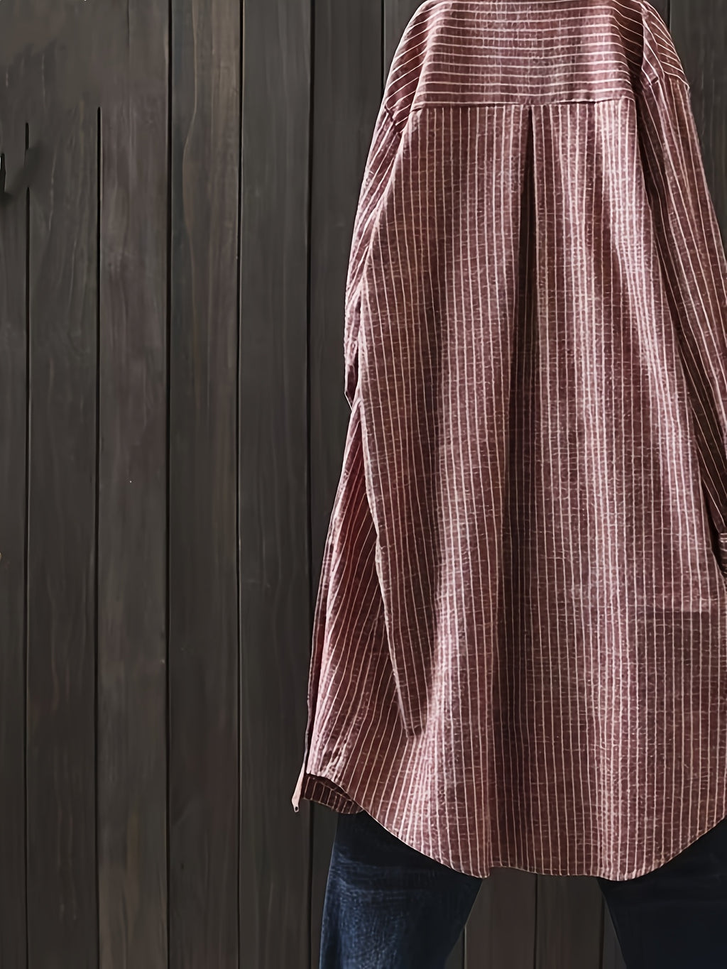 Chemise grande taille à rayures, coupe ample, col à revers, boutonnage, mise en situation